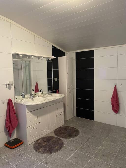Three-Bedroom House photo 3