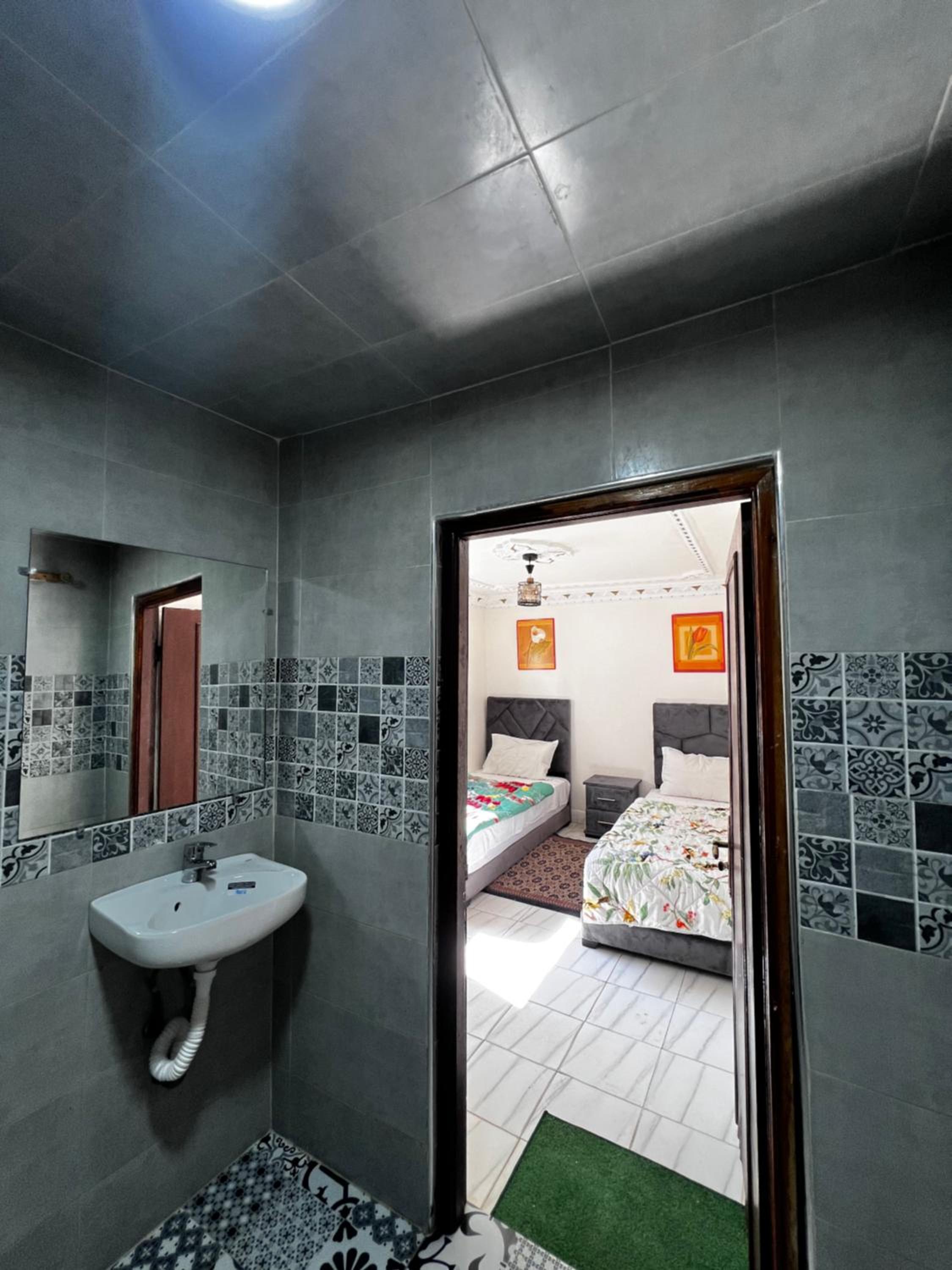 Twin Room with Private Bathroom - Photo 5