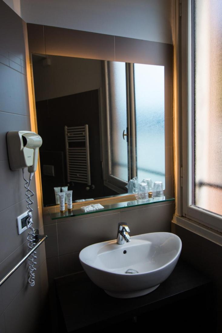 Double Room with Lake View and Balcony - Photo 10