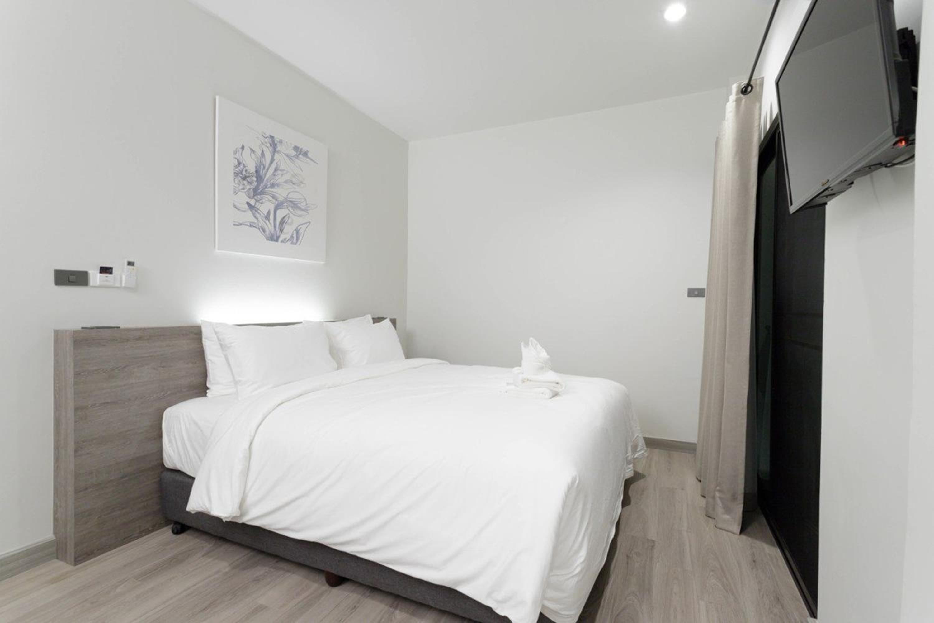 Deluxe King Room - Photo 1