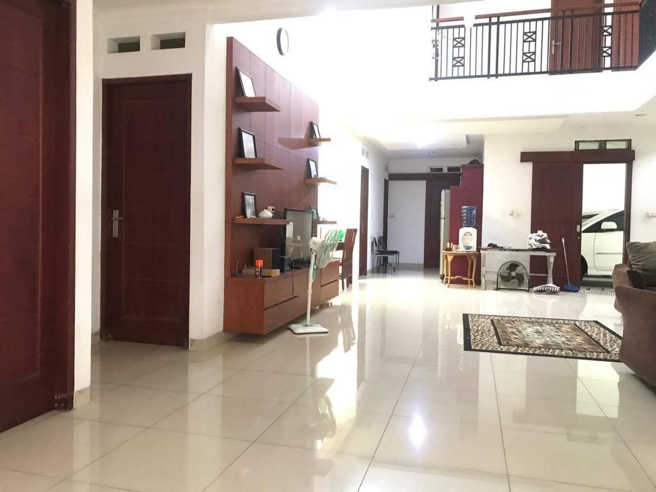 Five-Bedroom House photo 1