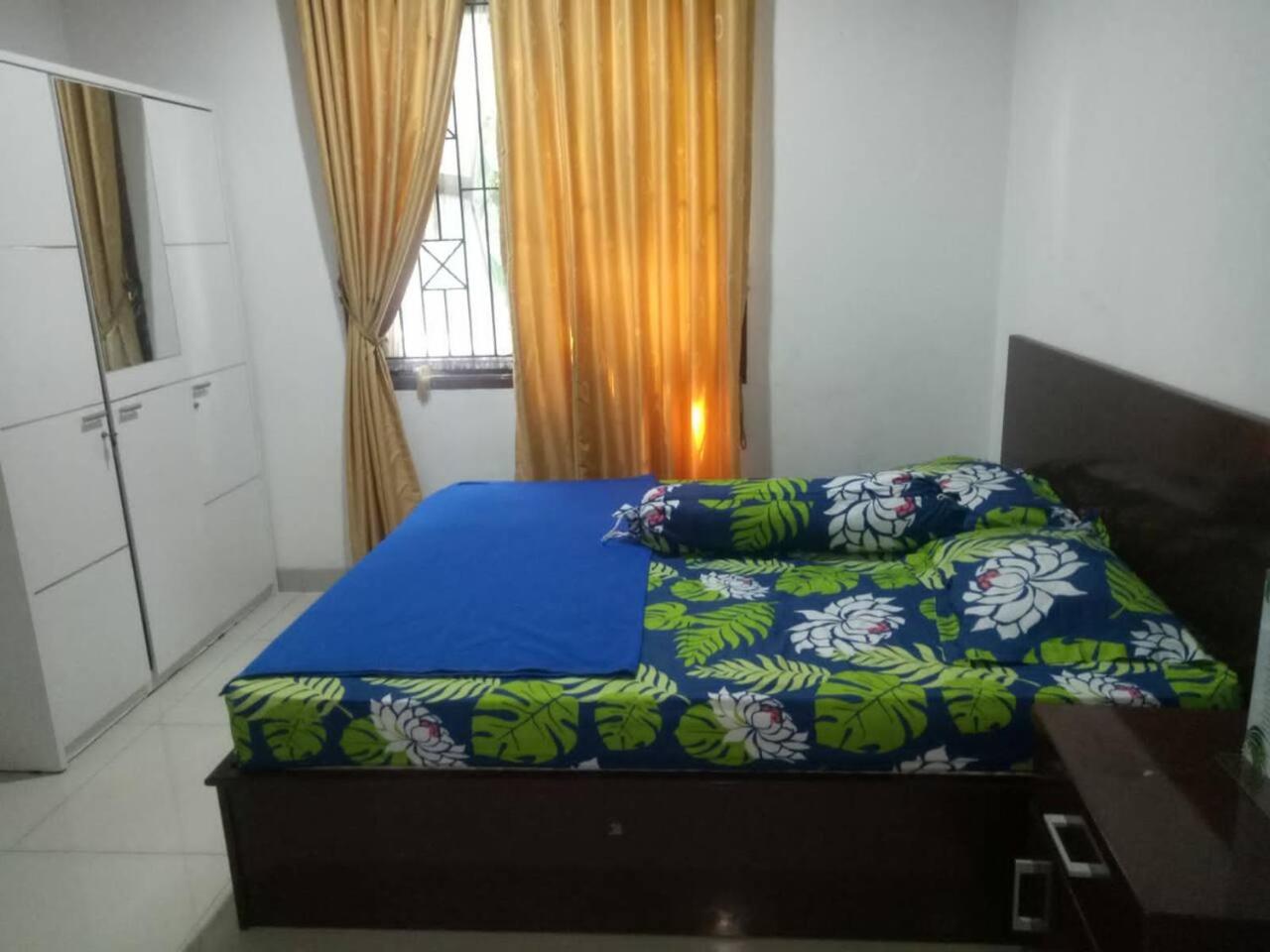 Five-Bedroom House photo 3