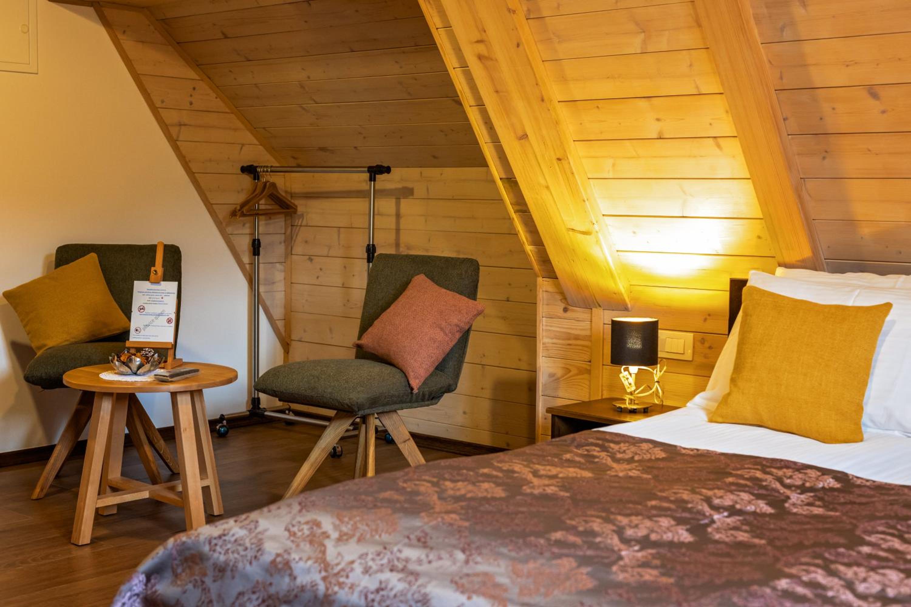 Deluxe Double Room - Photo 19
