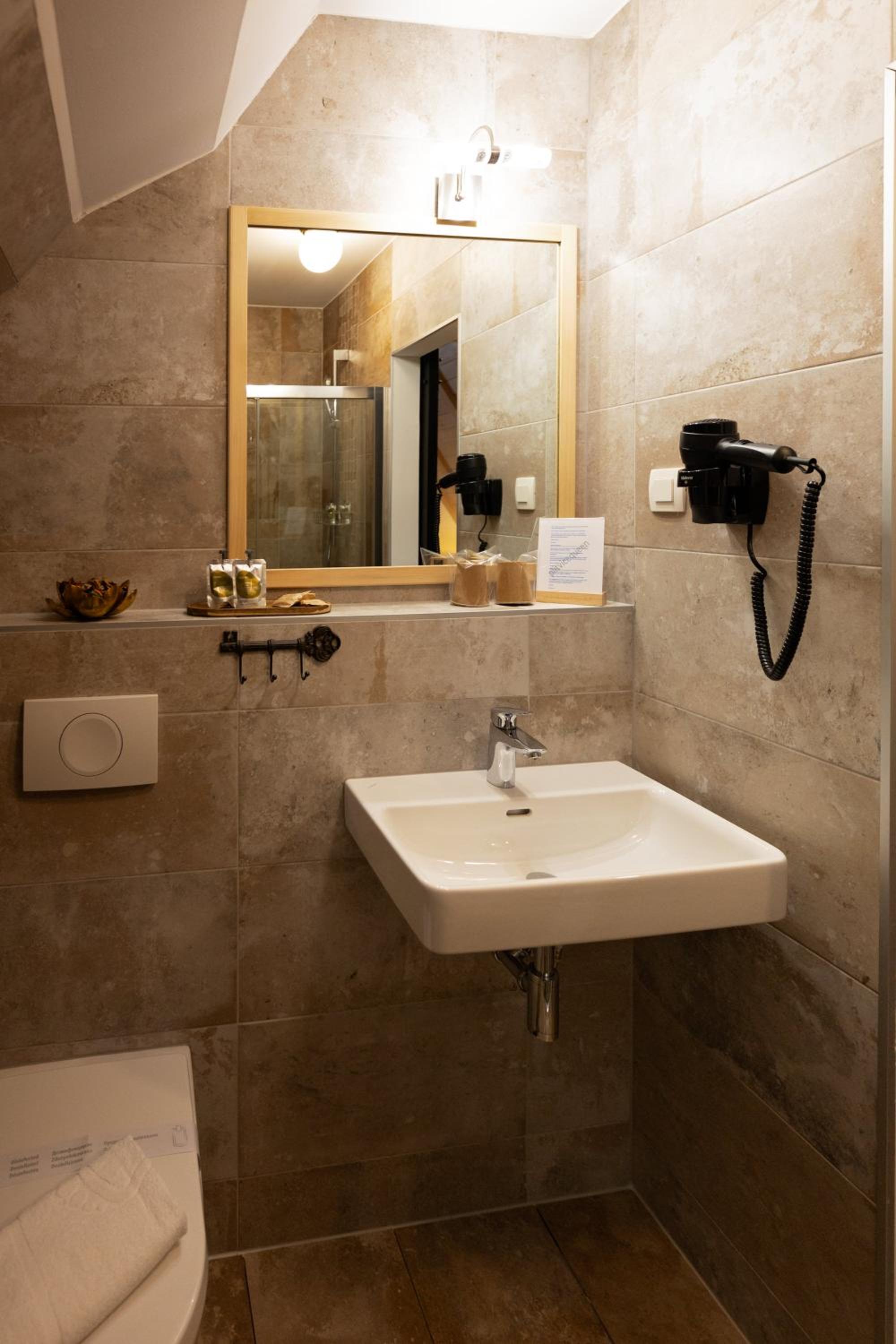 Deluxe Double Room - Photo 12