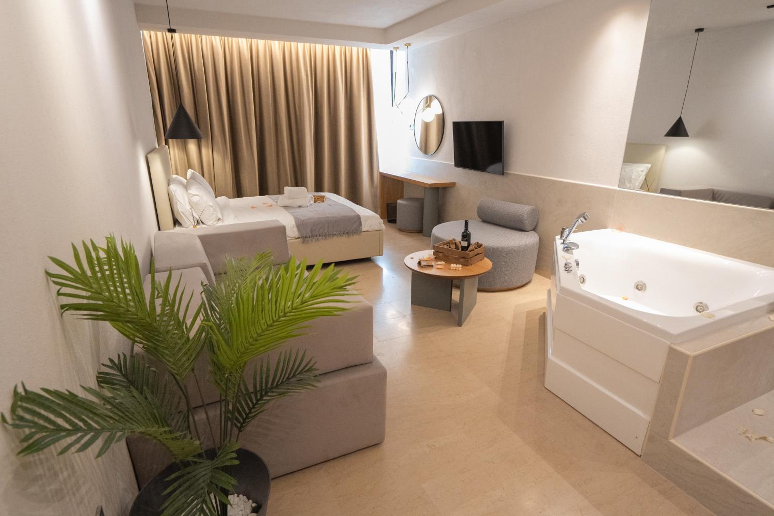 Queen Room with Spa Bath - Photo 36