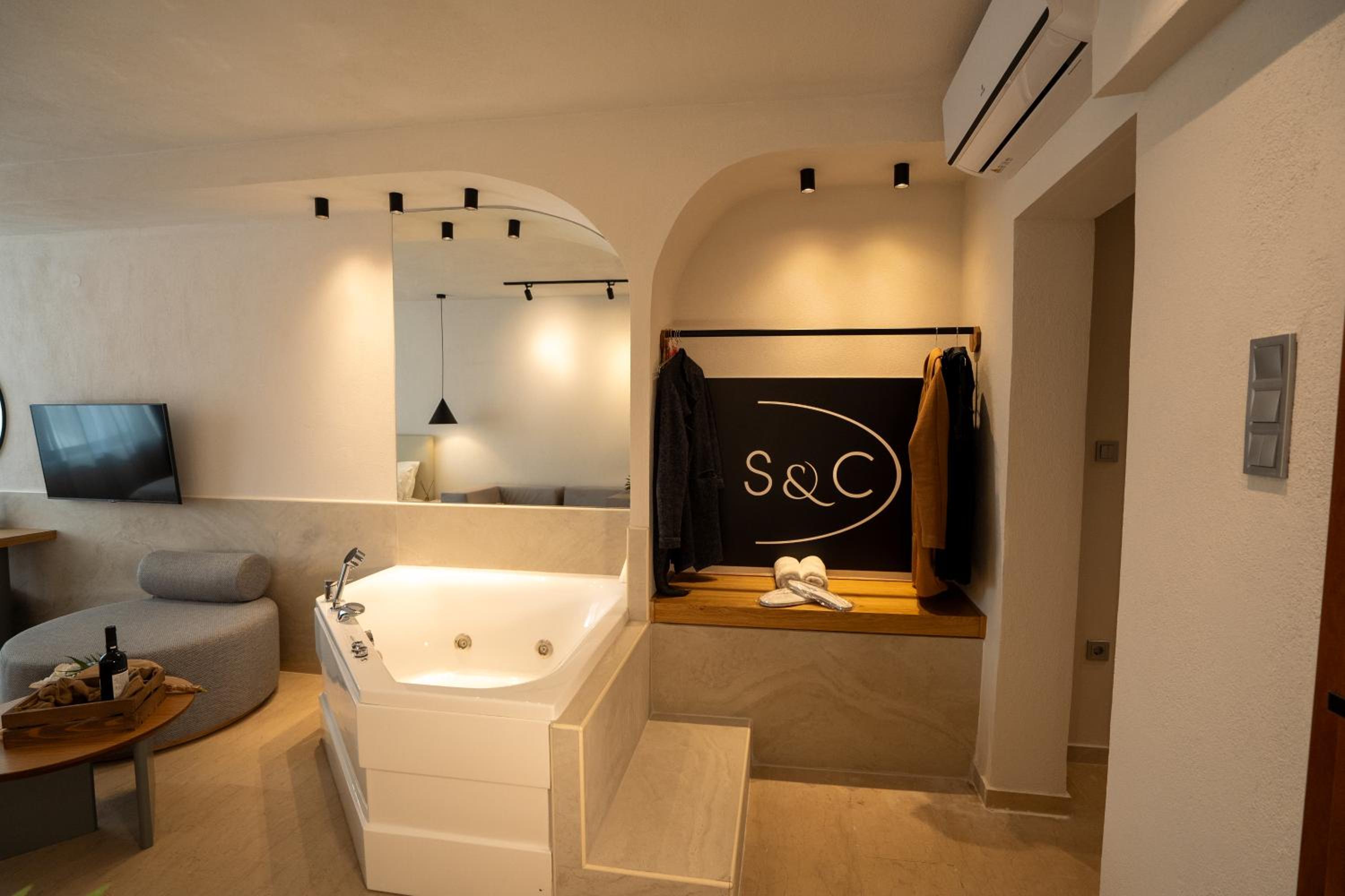 Queen Room with Spa Bath - Photo 17