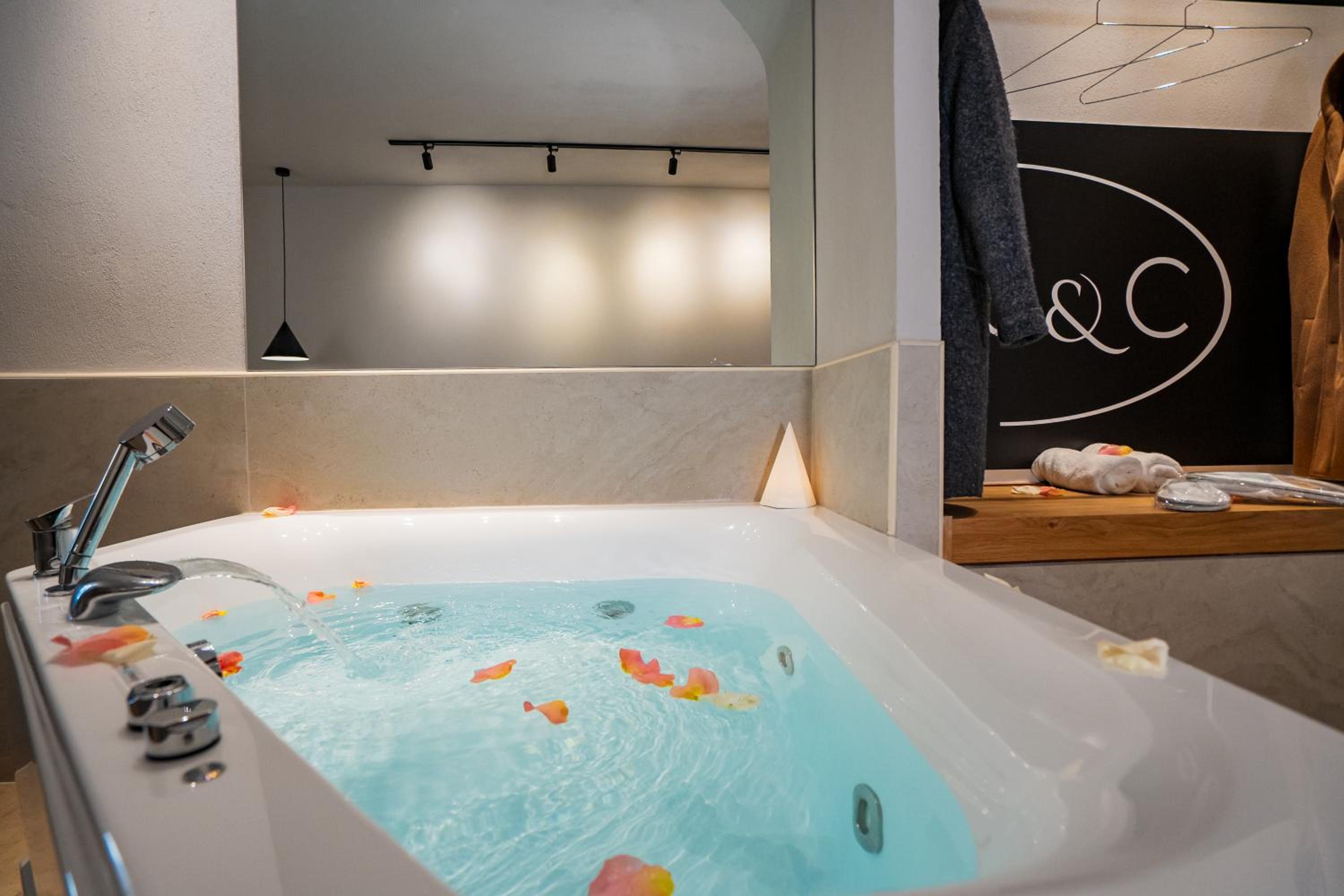Queen Room with Spa Bath - Photo 28