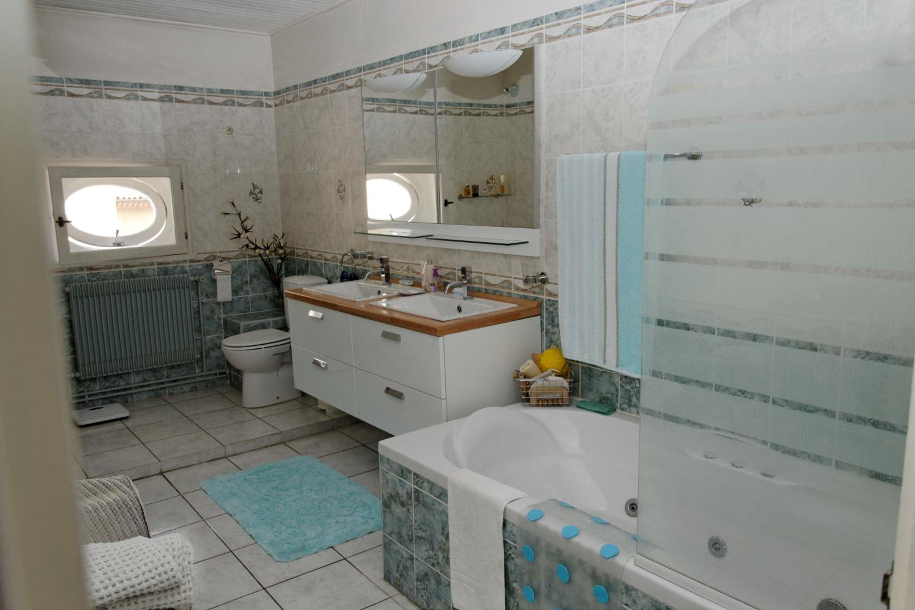 Double Room with Shared Bathroom photo 1