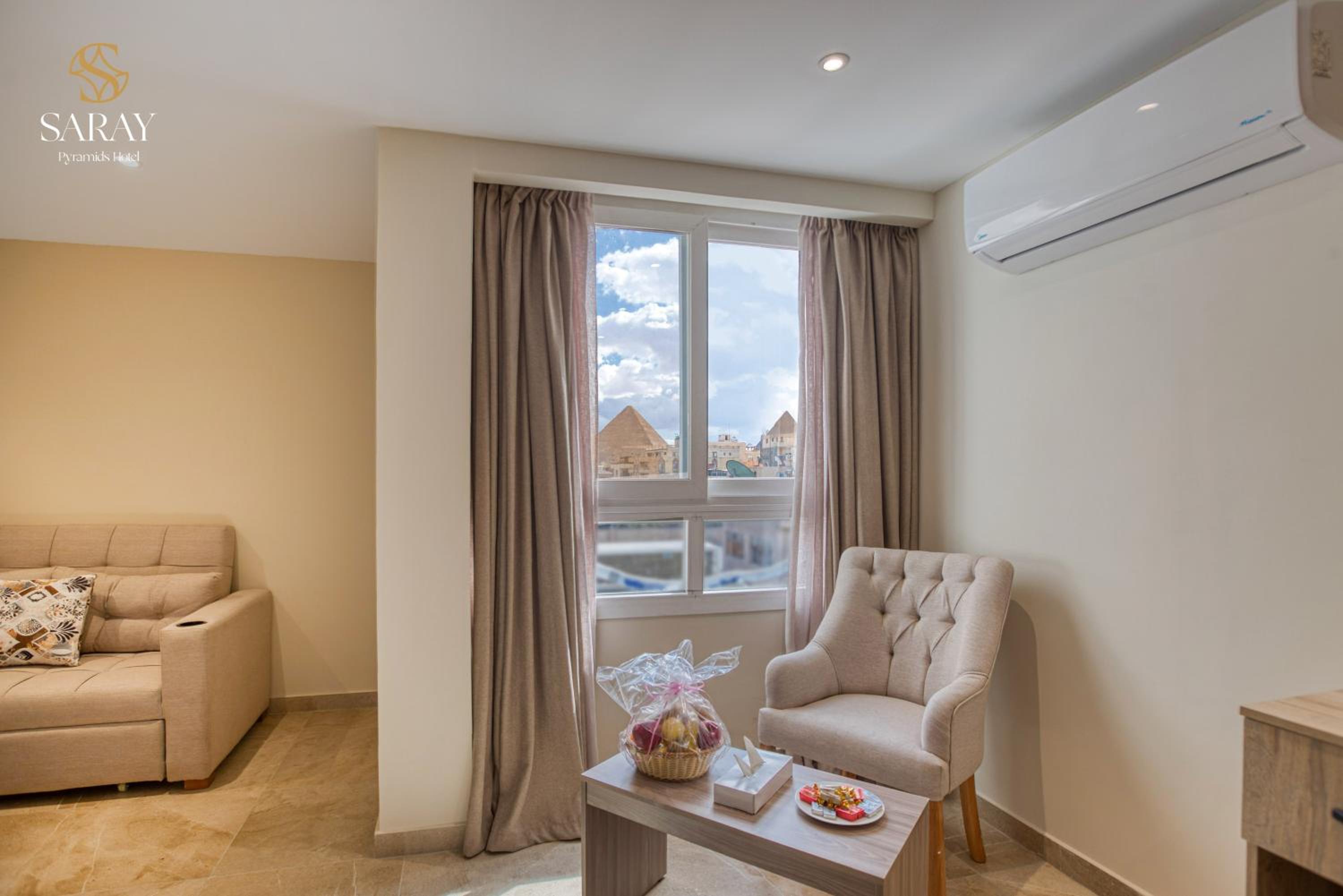 Junior Suite with Pyramids View