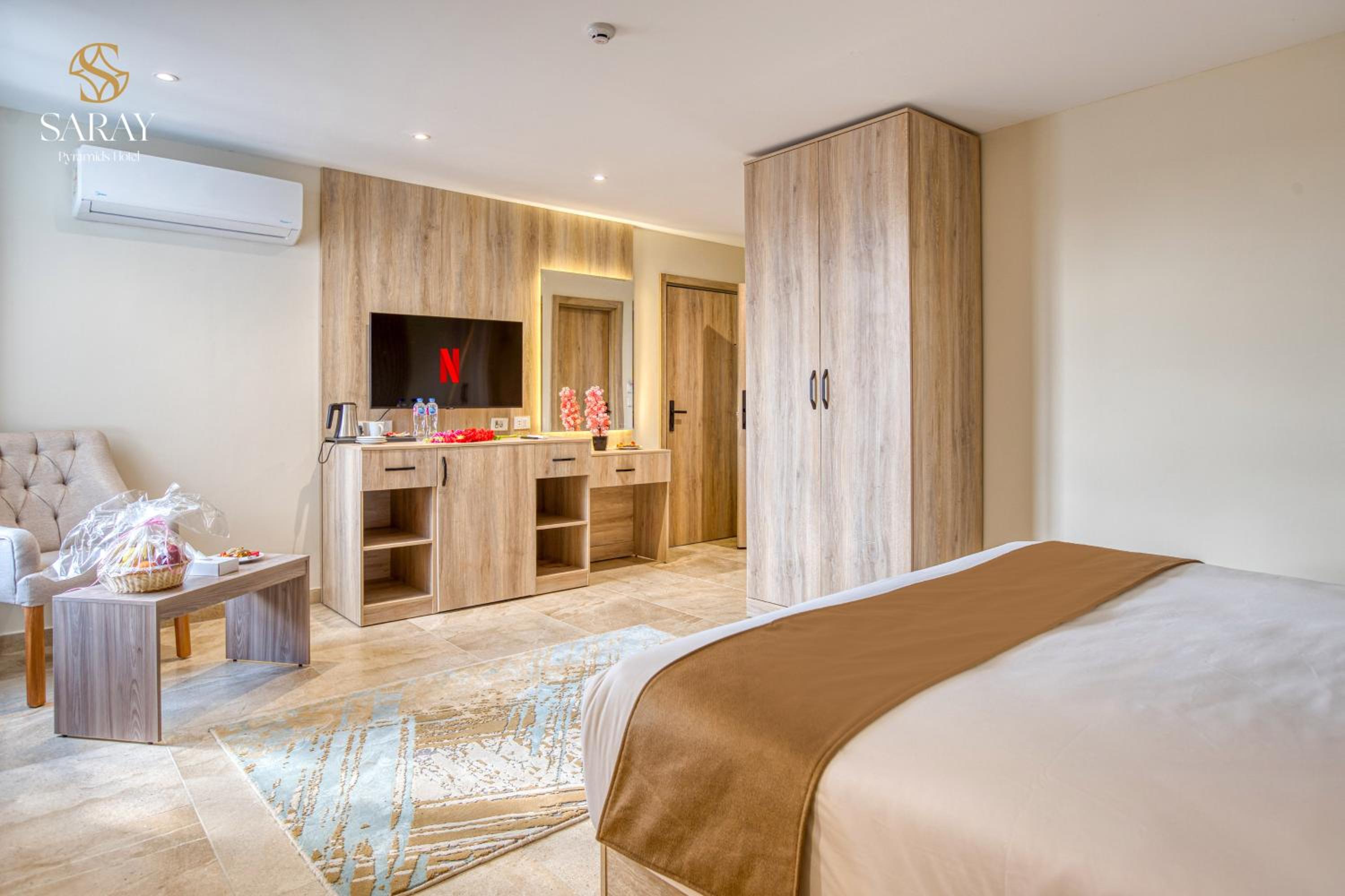 Junior Suite with Pyramids View