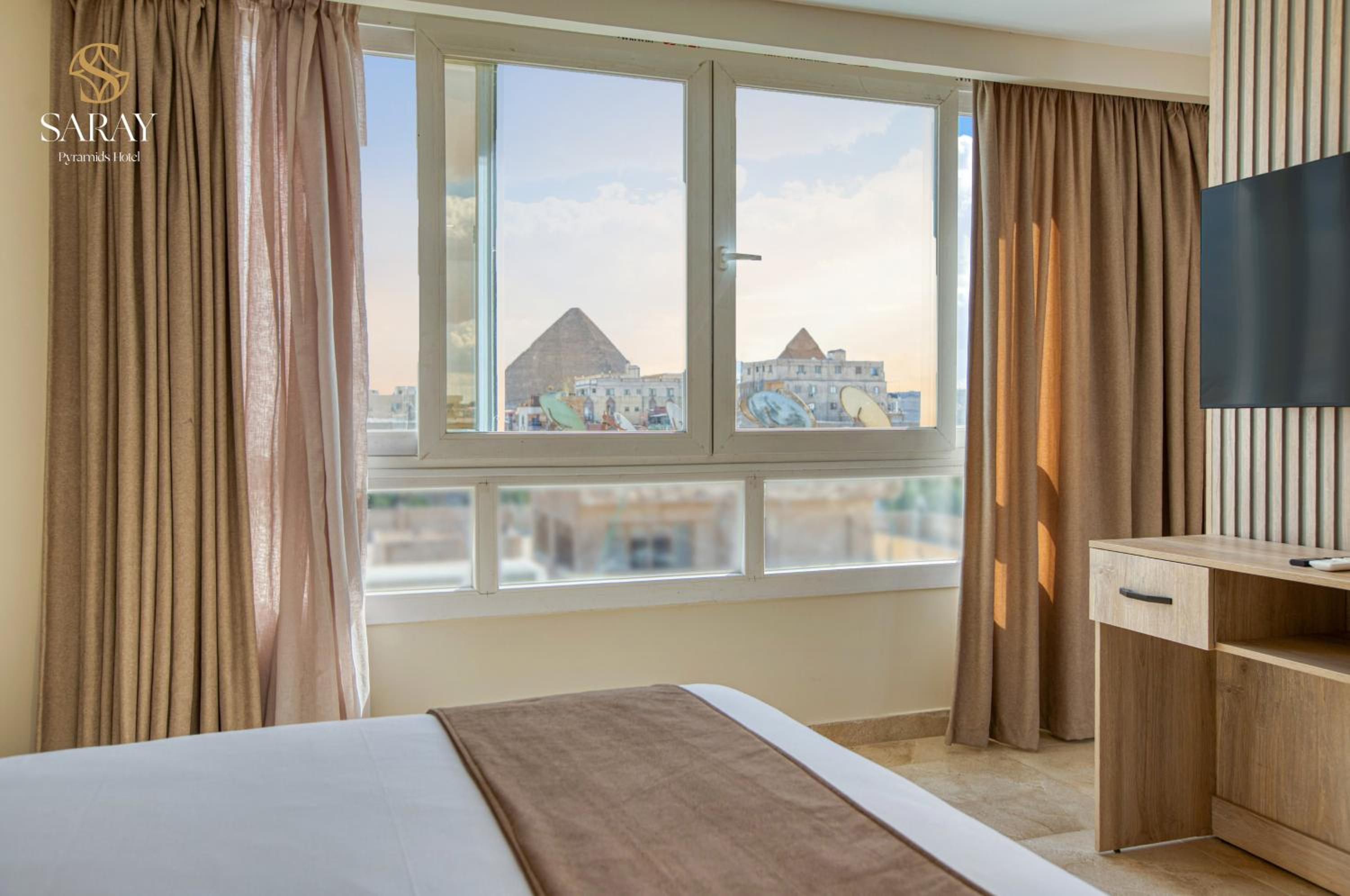 Junior Suite with Pyramids View thumbnail 6