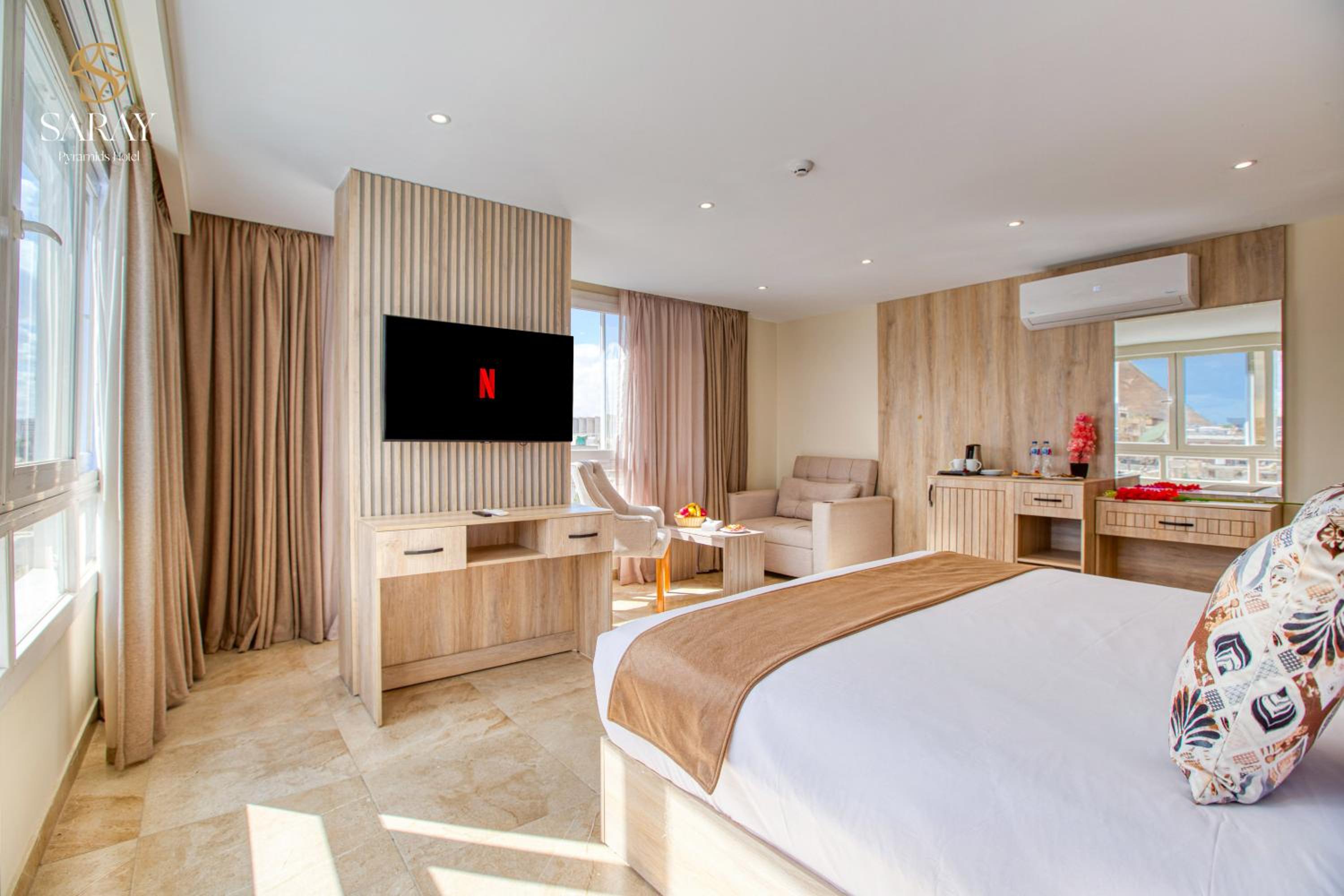Junior Suite with Pyramids View