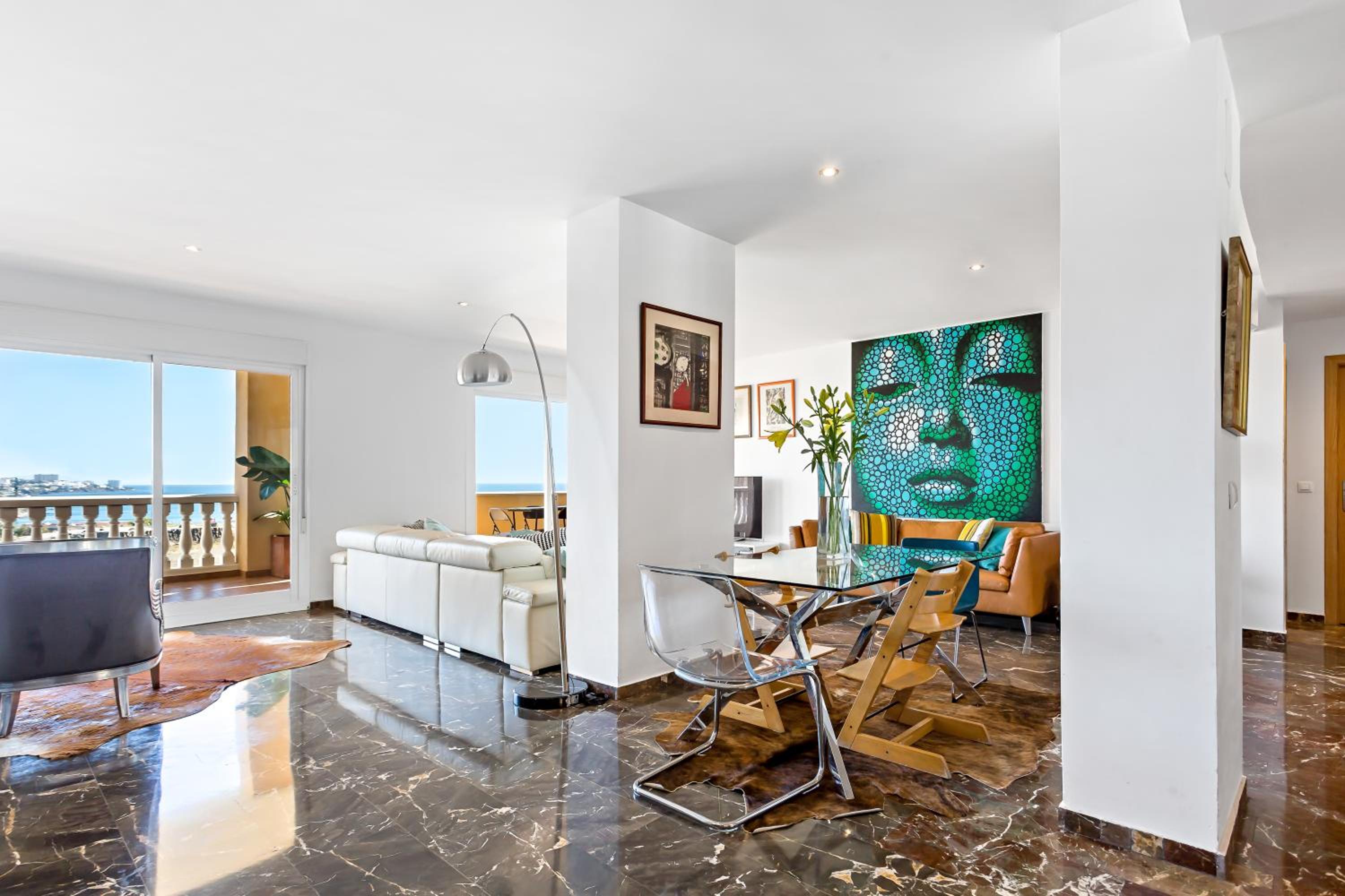 Apartamento de cuatro habitaciones con vista al mar