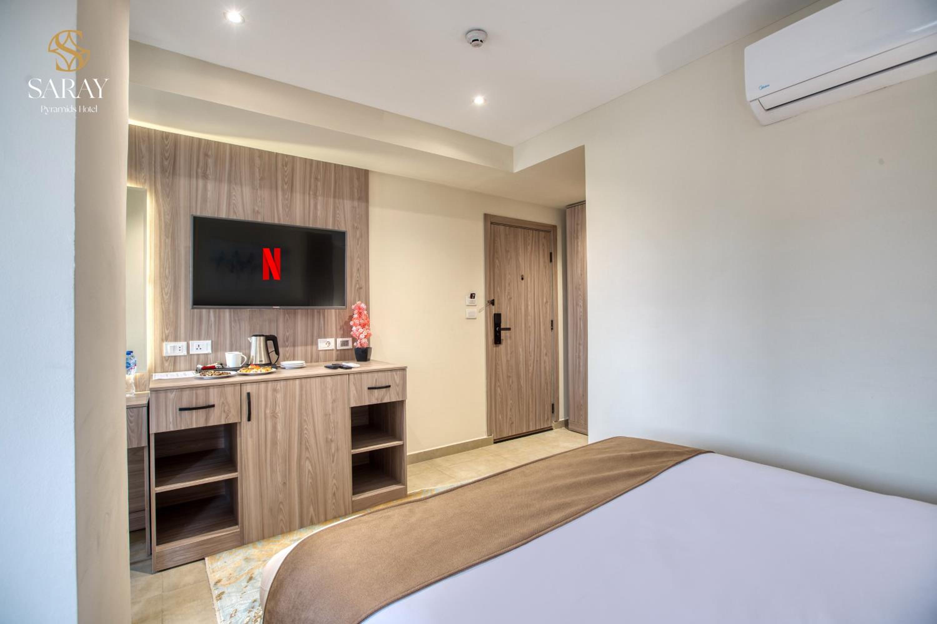 Deluxe Double or Twin Room thumbnail 6
