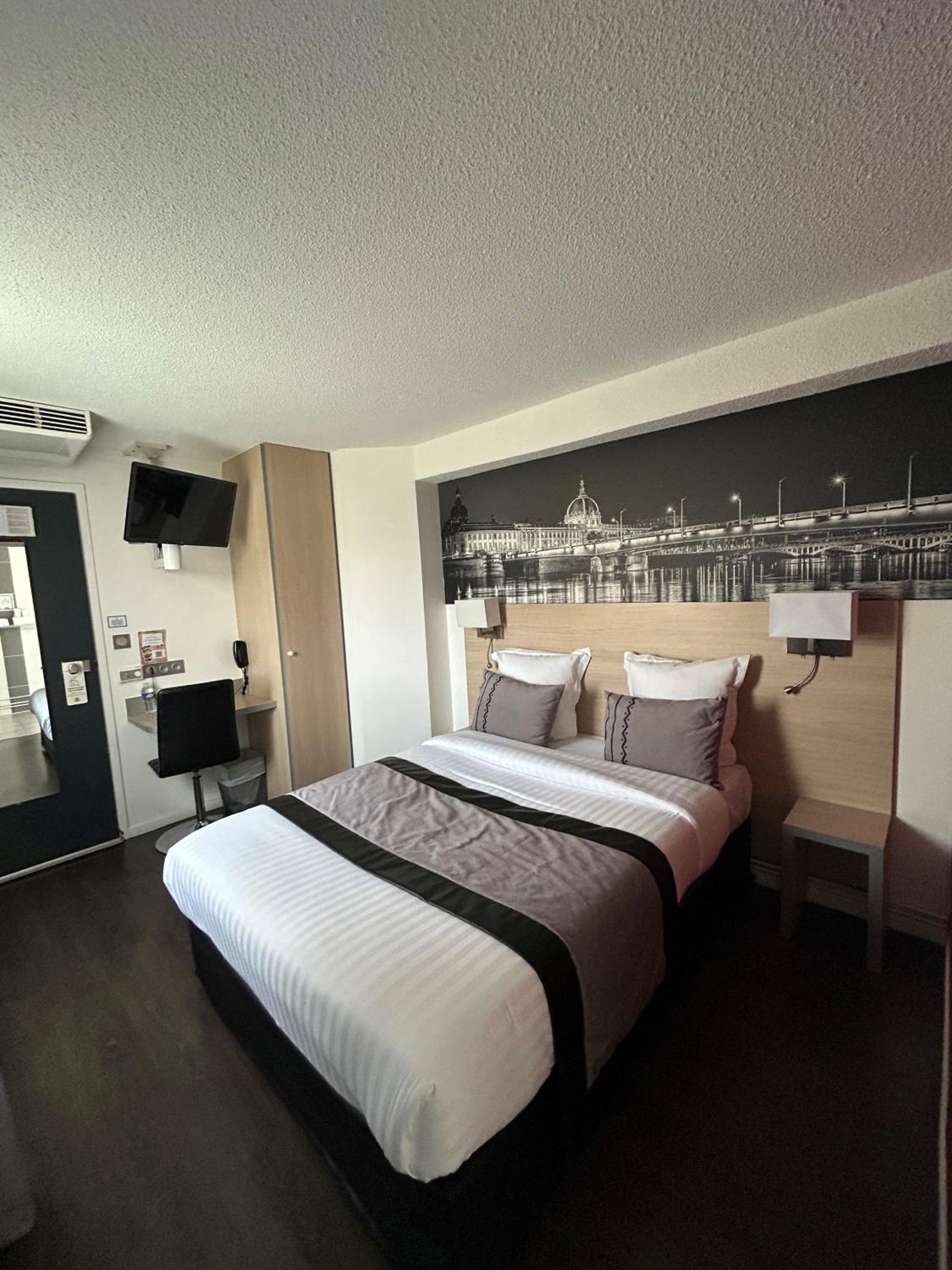Double Room - Disability Access photo 3