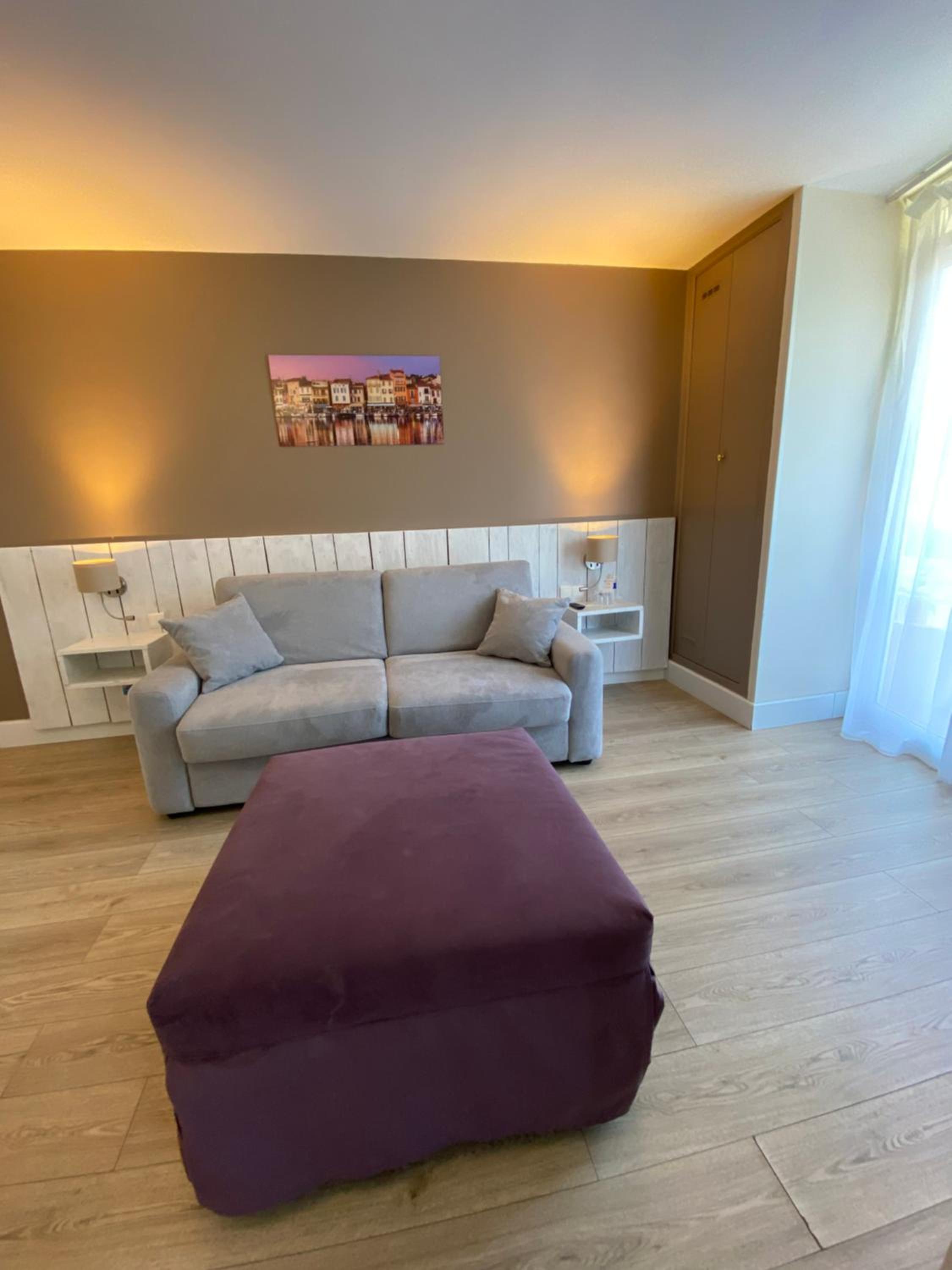 Junior Queen Suite with Balcony  - Photo 2