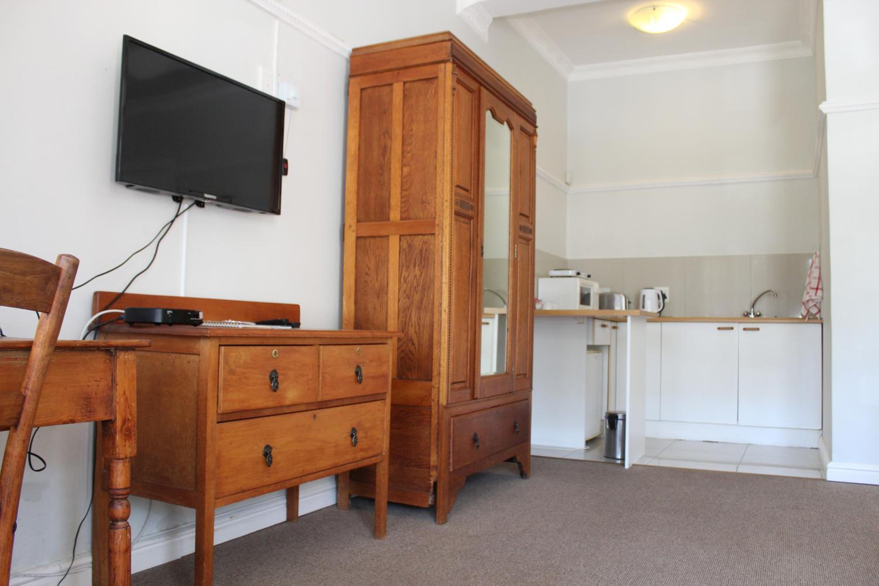 Large Double or Twin Room with Kitchenette - Photo 4