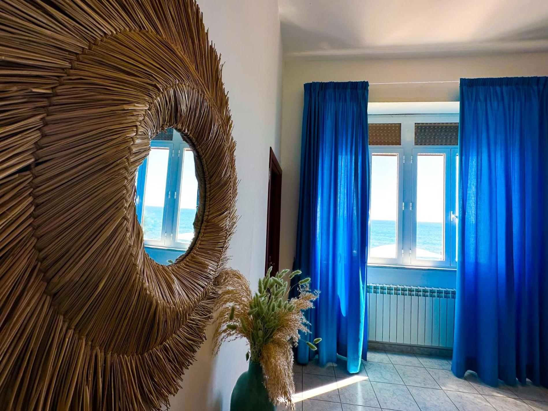 Double Room with Sea View - Photo 4