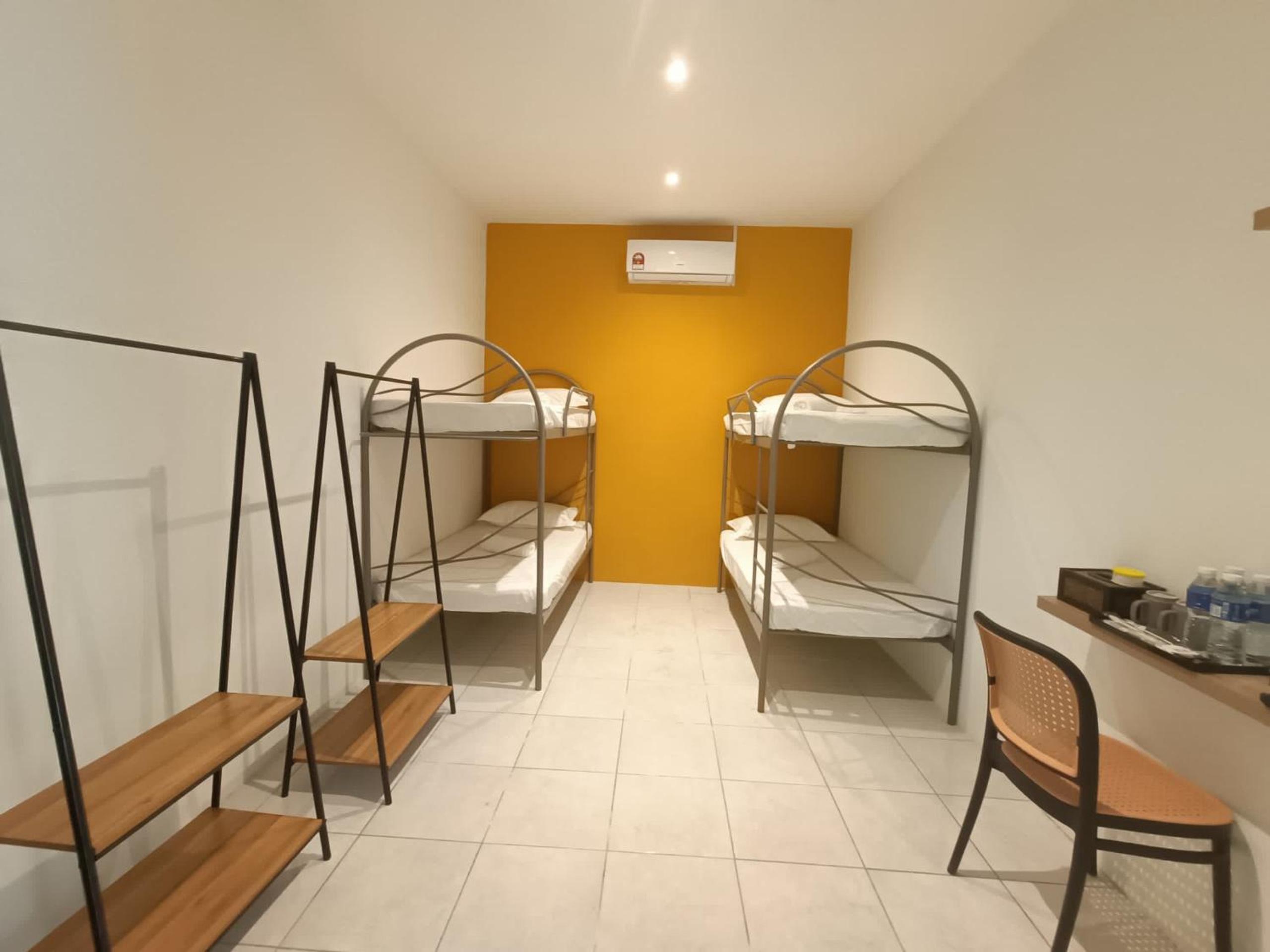 Dormitory Room - Photo 2