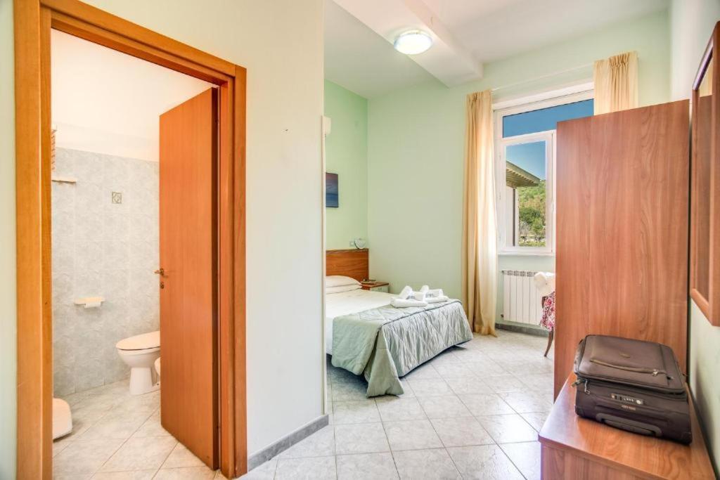 Double Room with Sea View - Photo 3
