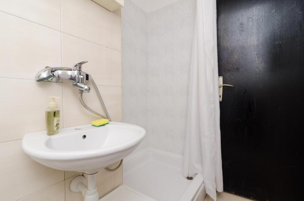 Two-Bedroom Apartment with Balcony and Sea View photo 3
