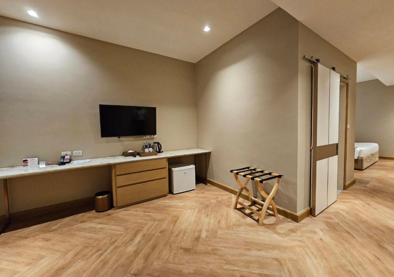 Standard King Room photo 3