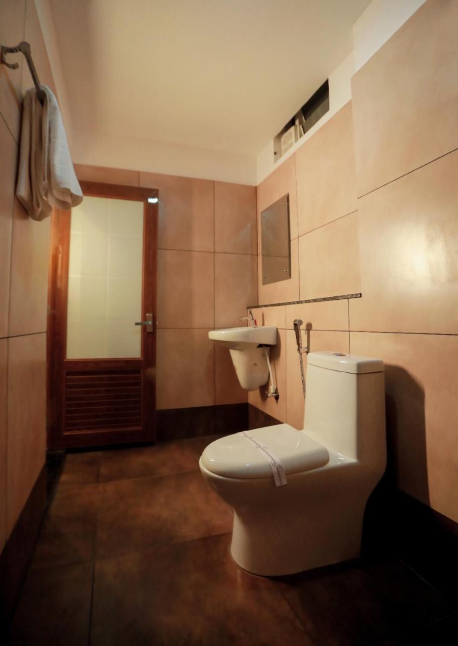 Standard King Room - Photo 7