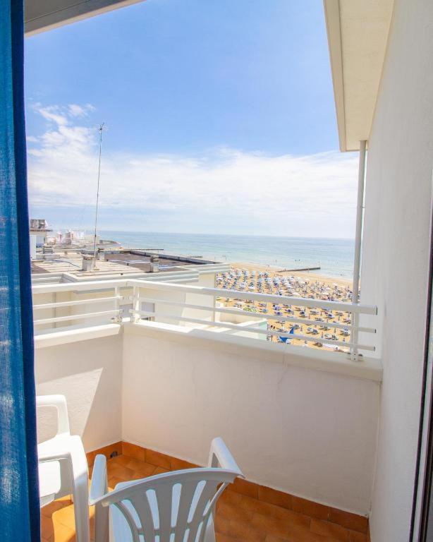 Standard Double or Twin Room with Lateral Sea View - Photo 3