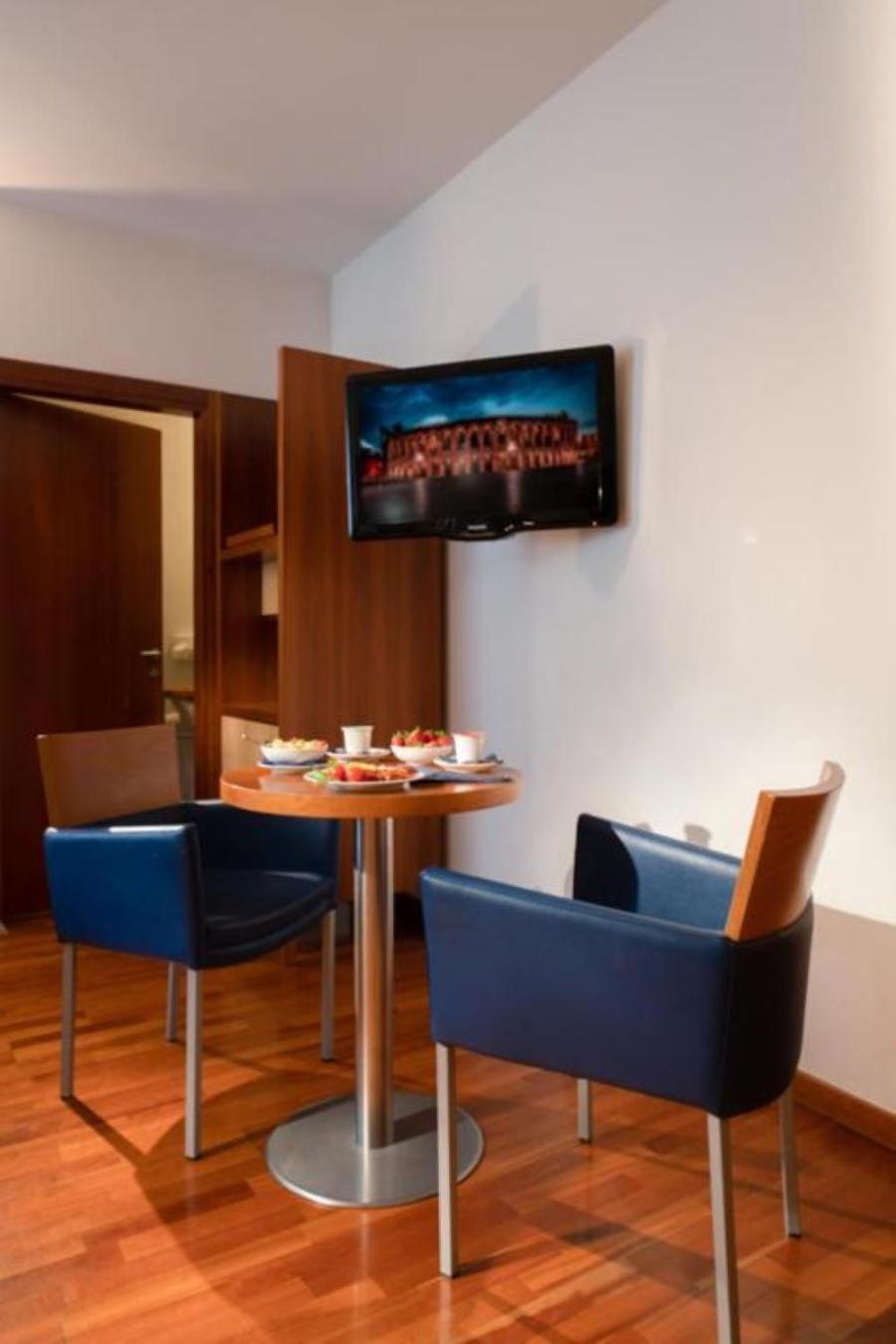 Executive King Room - Non-Smoking - Photo 6