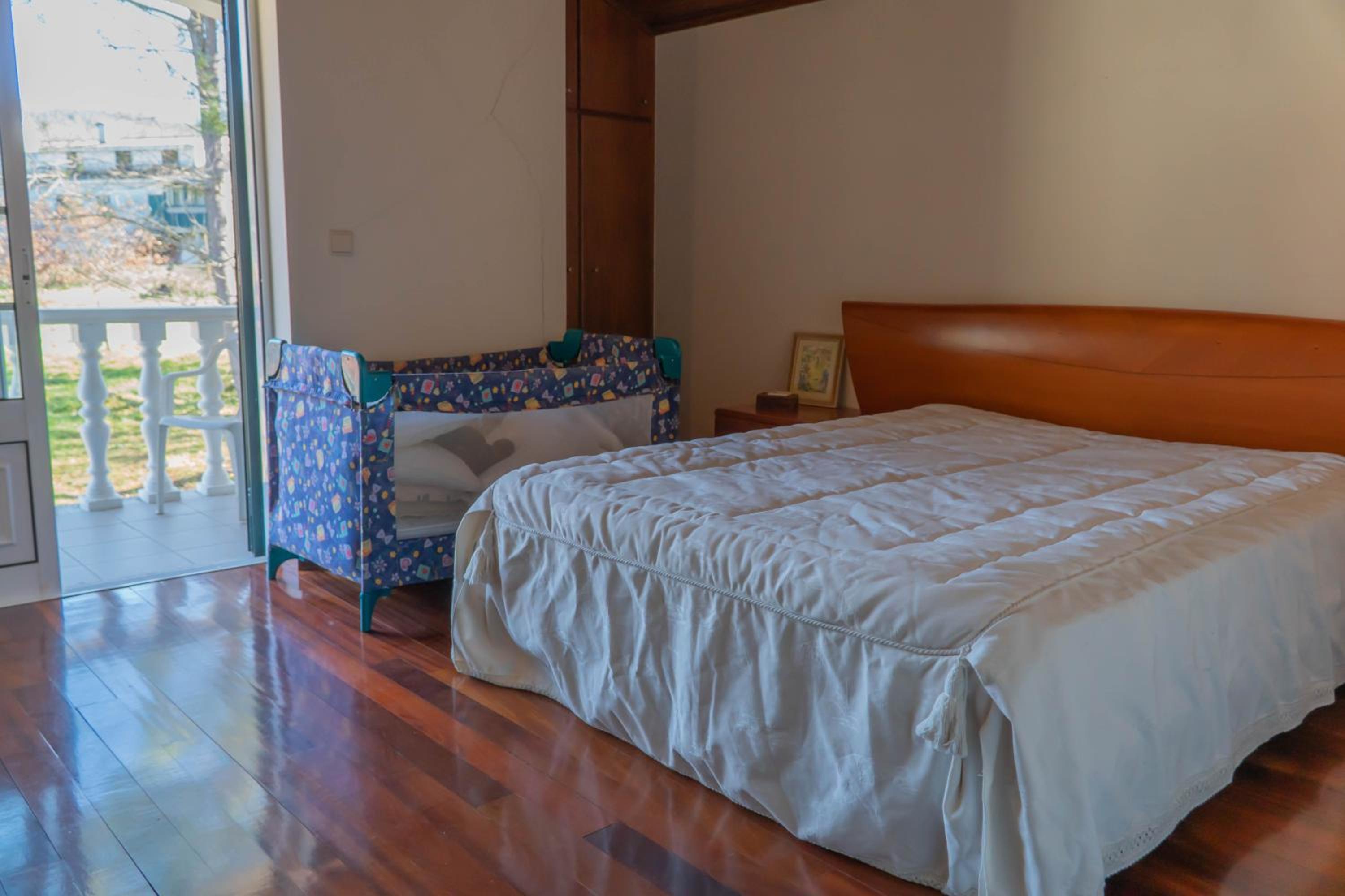 Five-Bedroom House photo 1