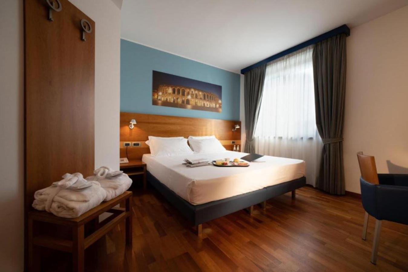 Superior King Room with Balcony - Non-Smoking - Photo 4