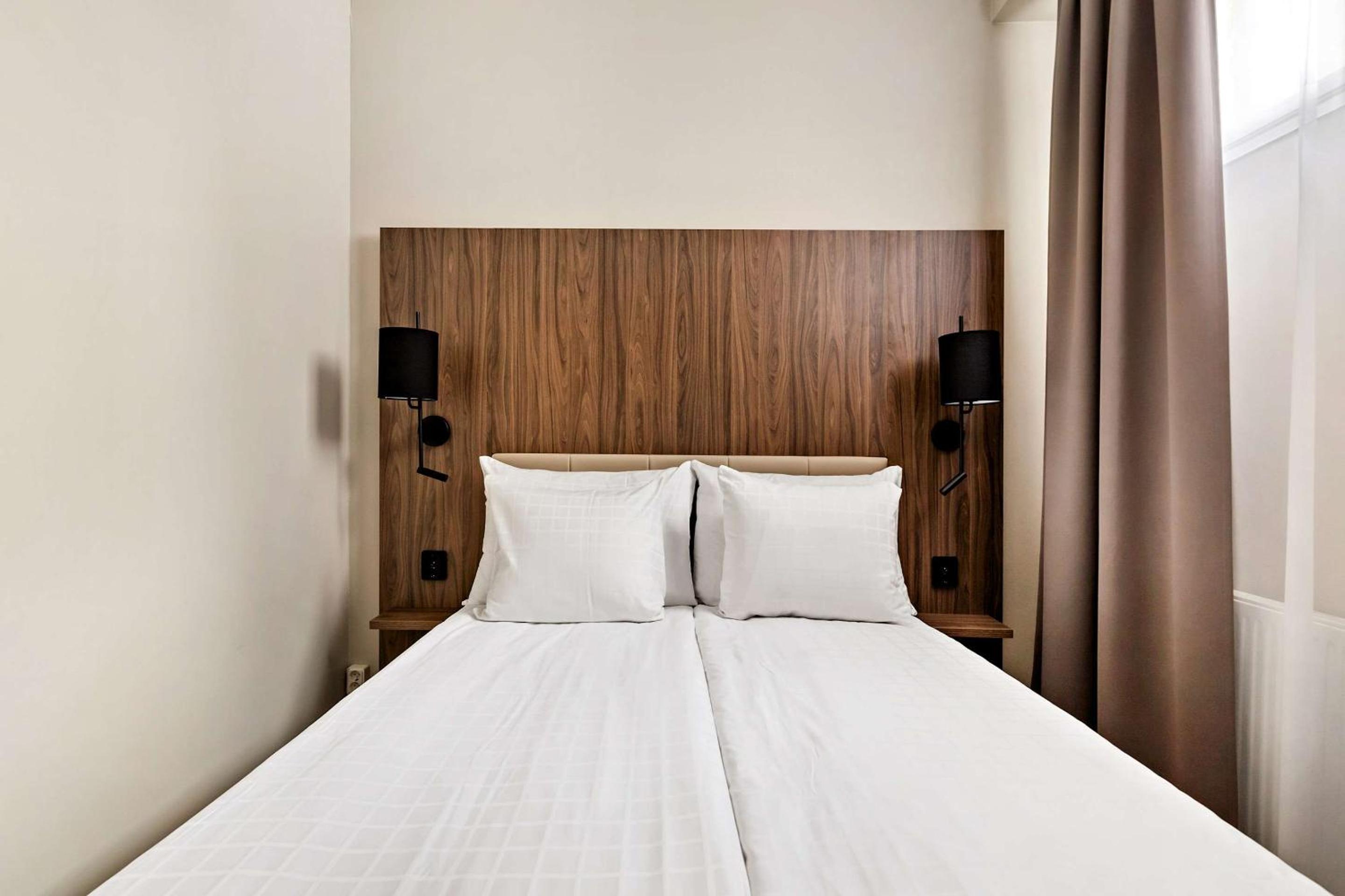 Double Room with No Window - Photo 4