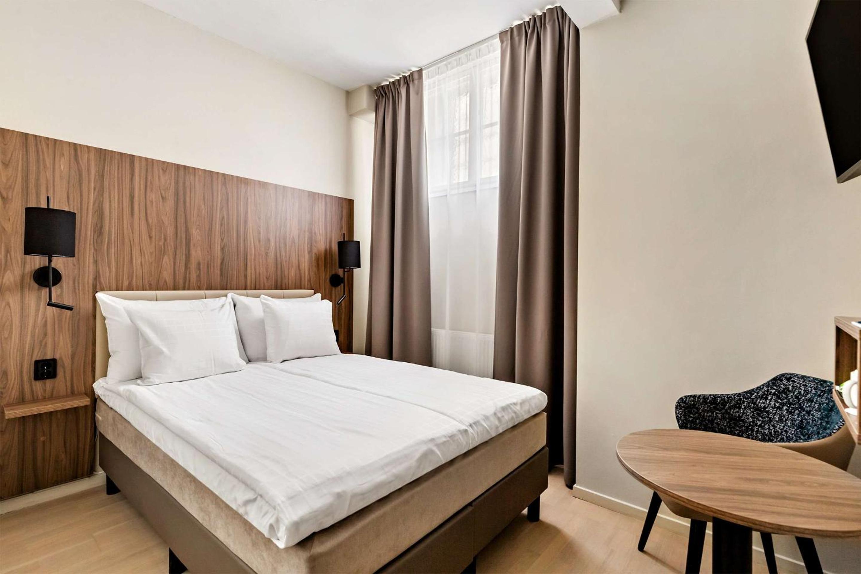Double Room with No Window - Photo 2