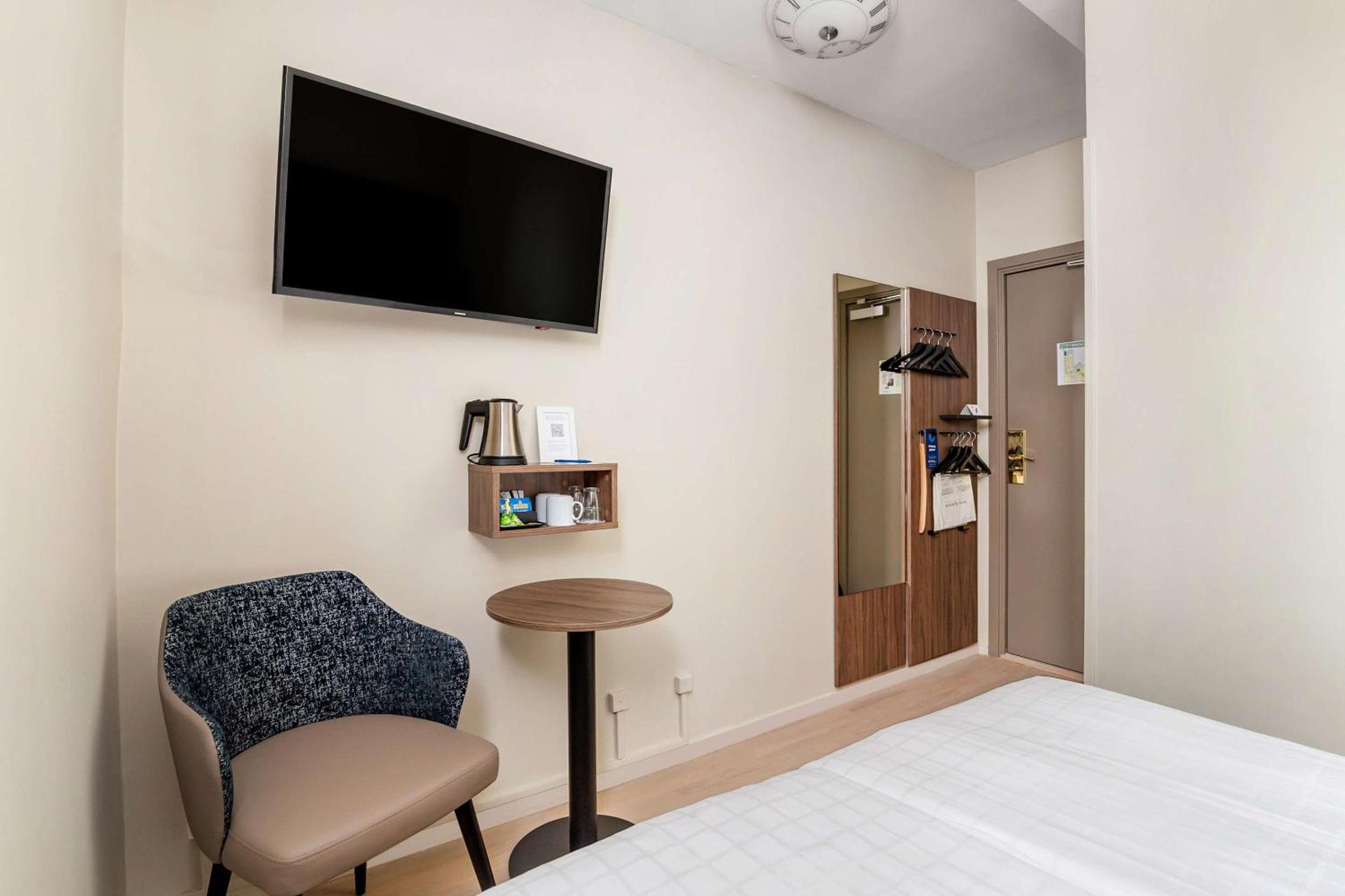 Double Room with No Window - Photo 5