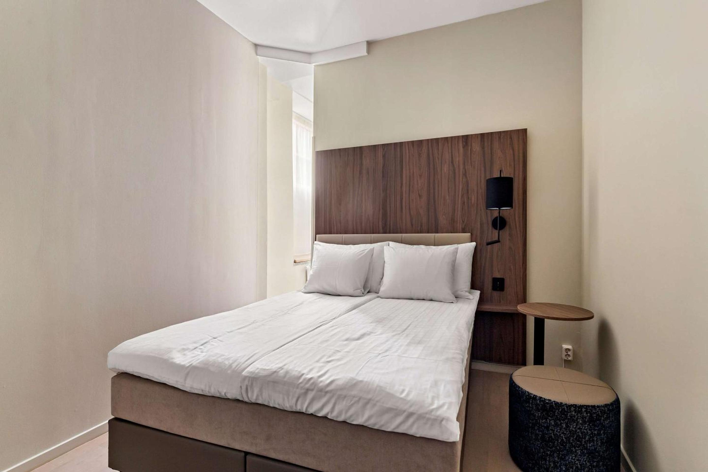 Double Room with No Window - Photo 3