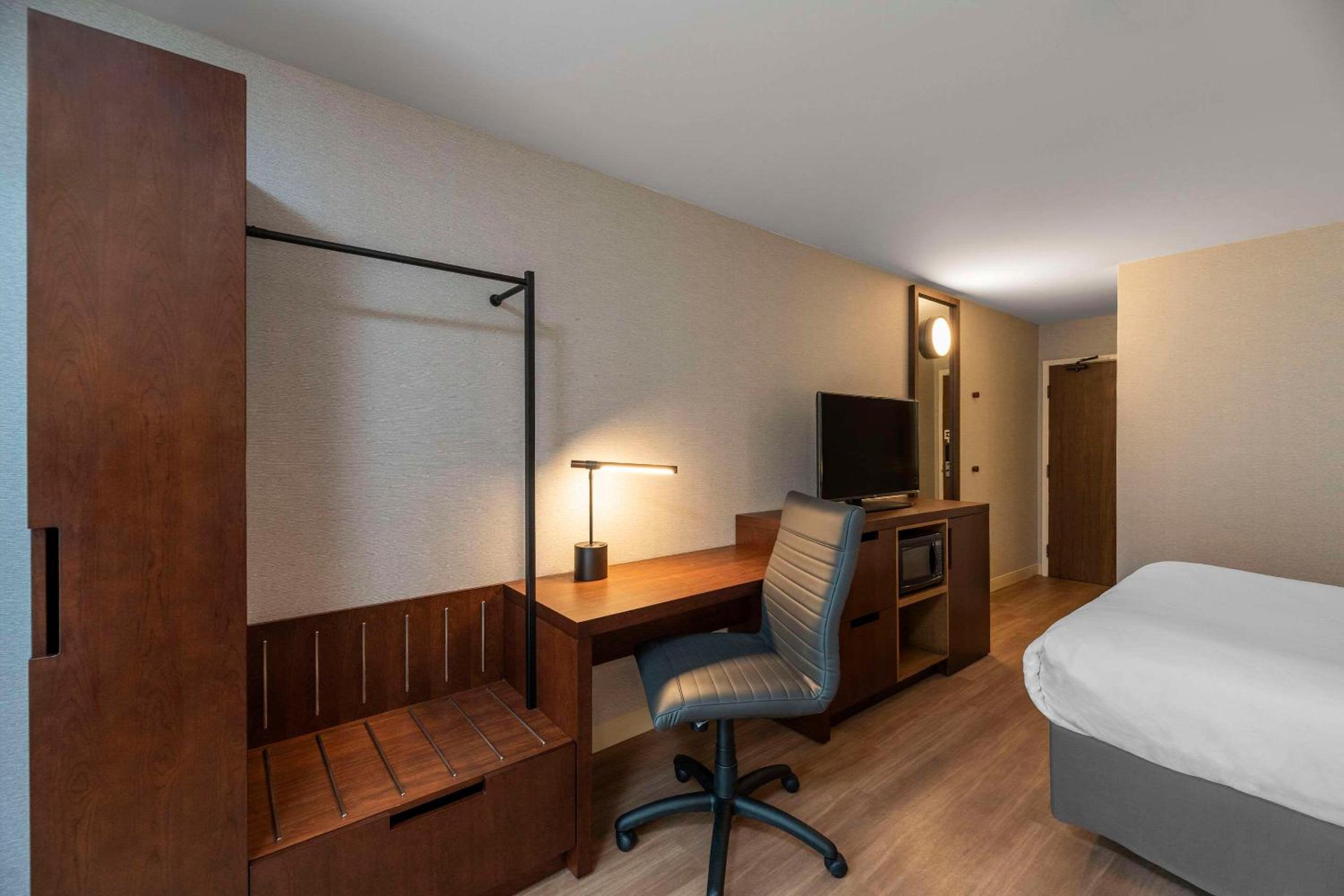 Queen Room with Two Queen Beds - First Floor/Non-Smoking - Photo 13