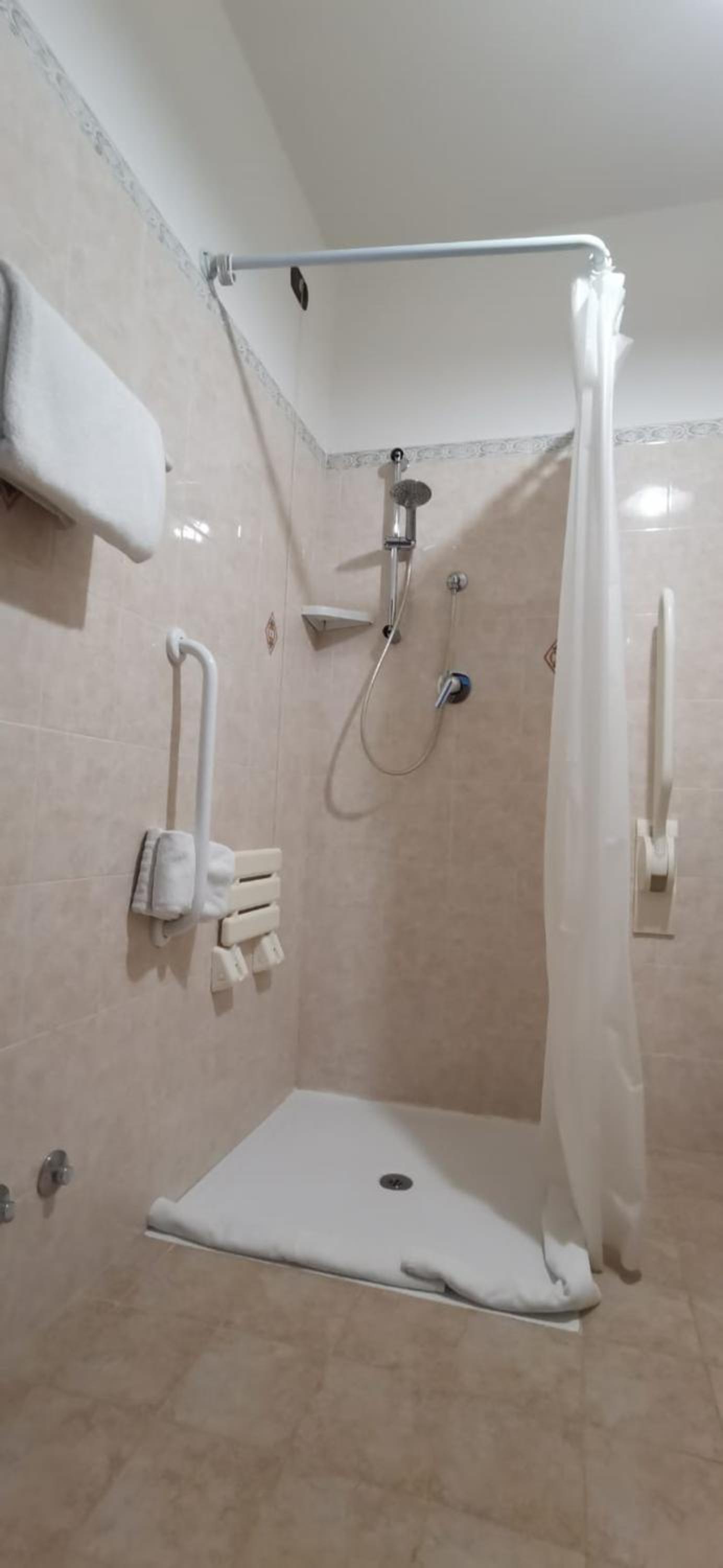 Double Room - Disability Access - Photo 2