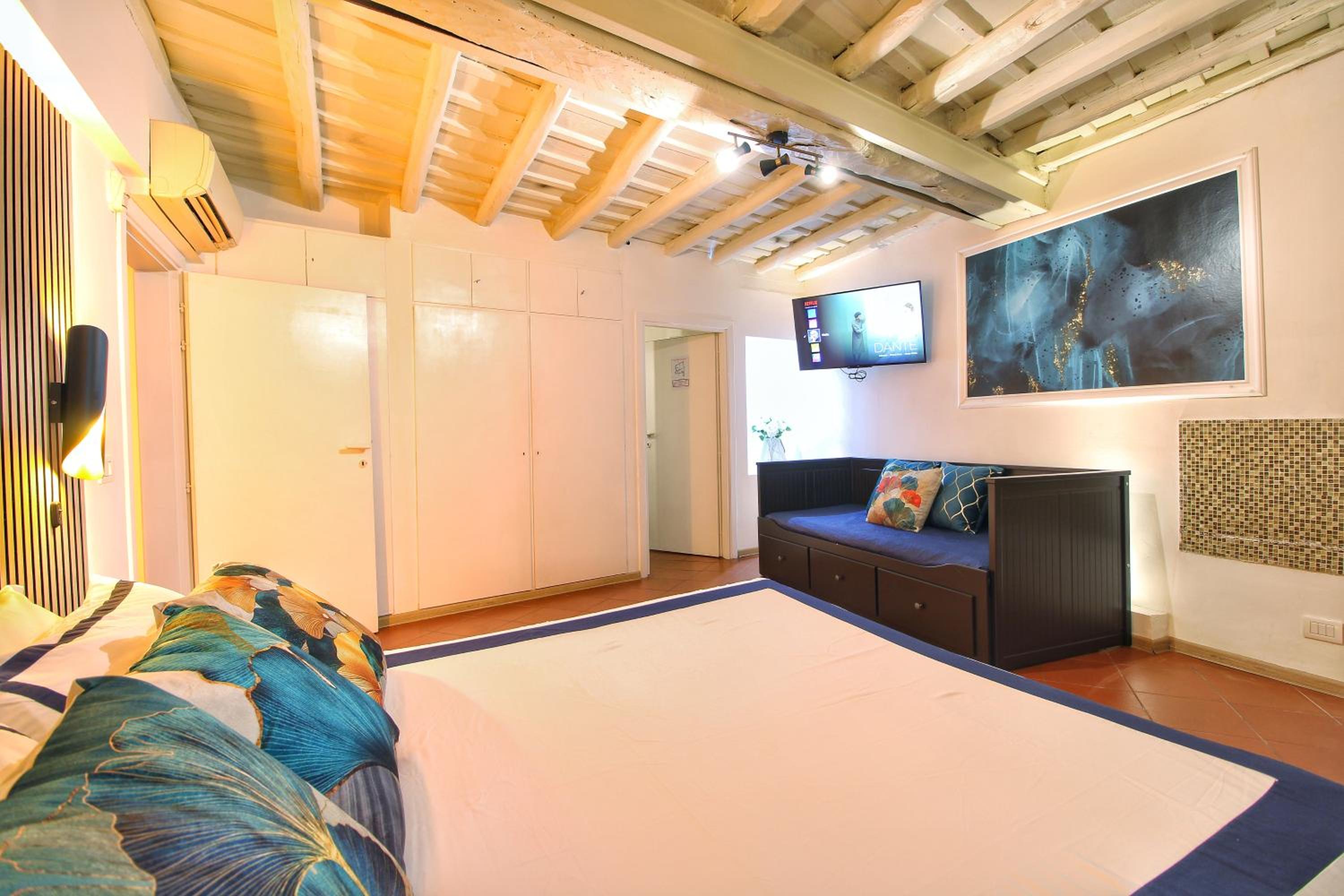 One-Bedroom Apartment photo 2