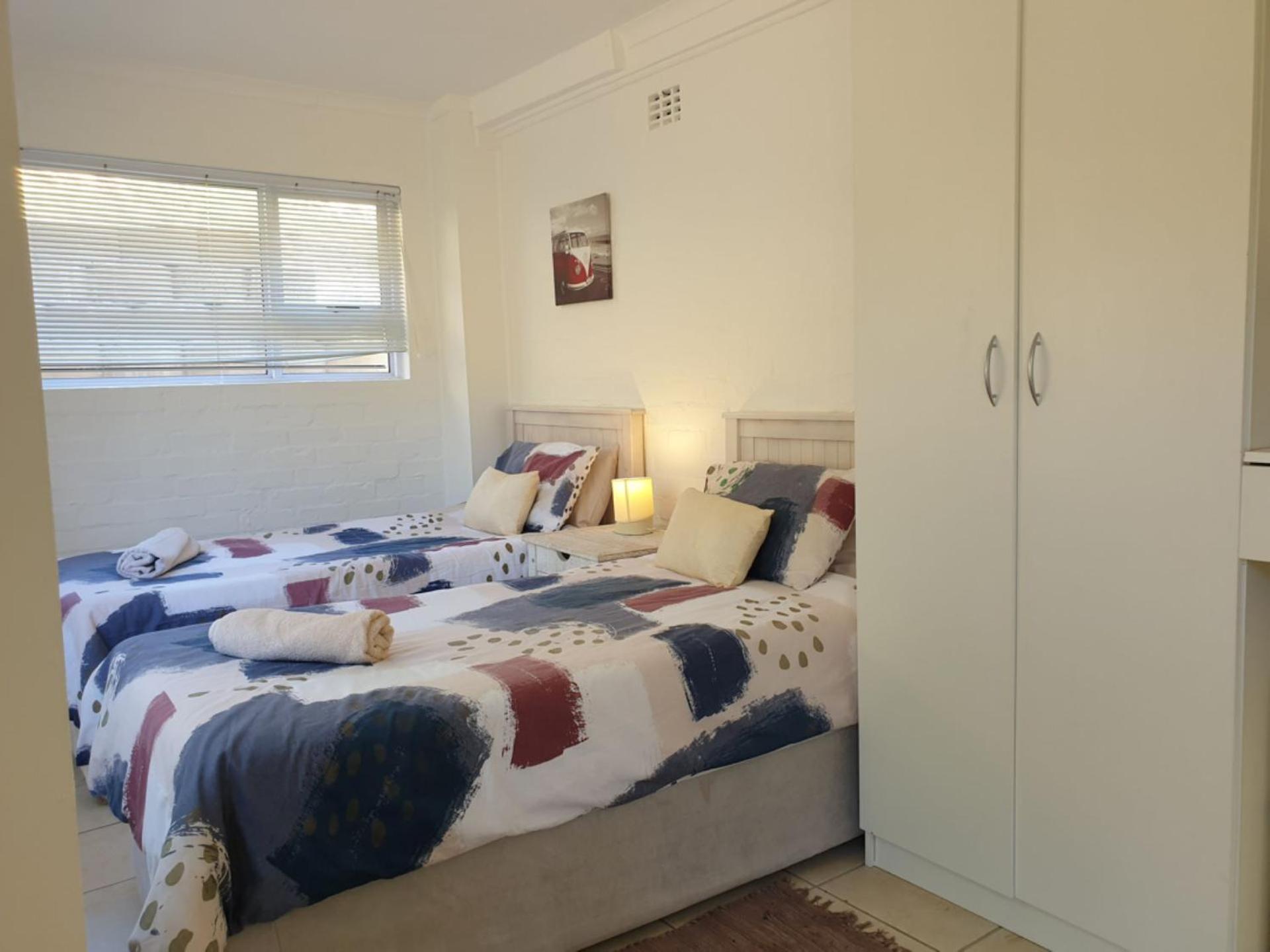 Six-Bedroom House photo 3