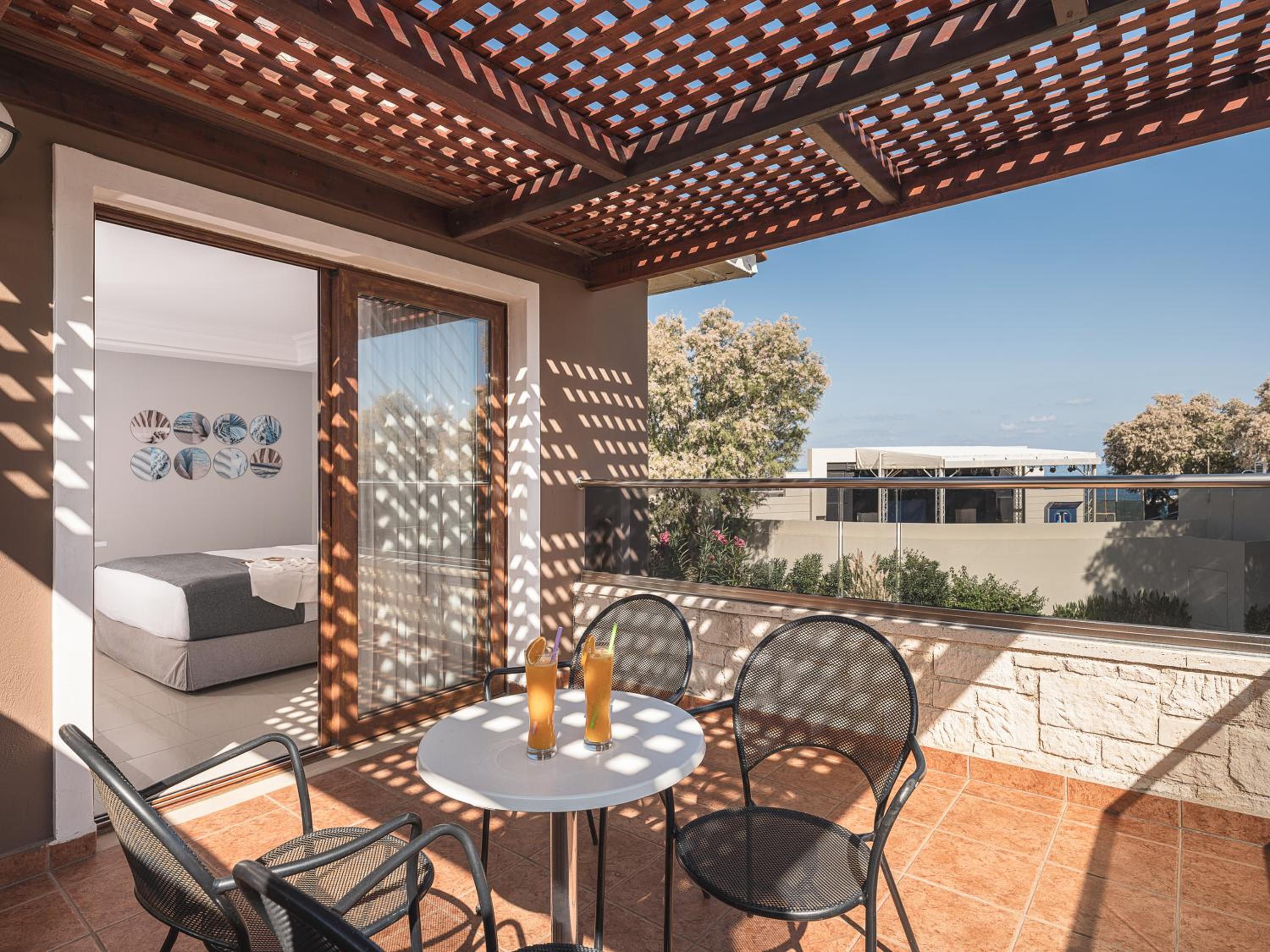 Family Suite with Garden View photo 2