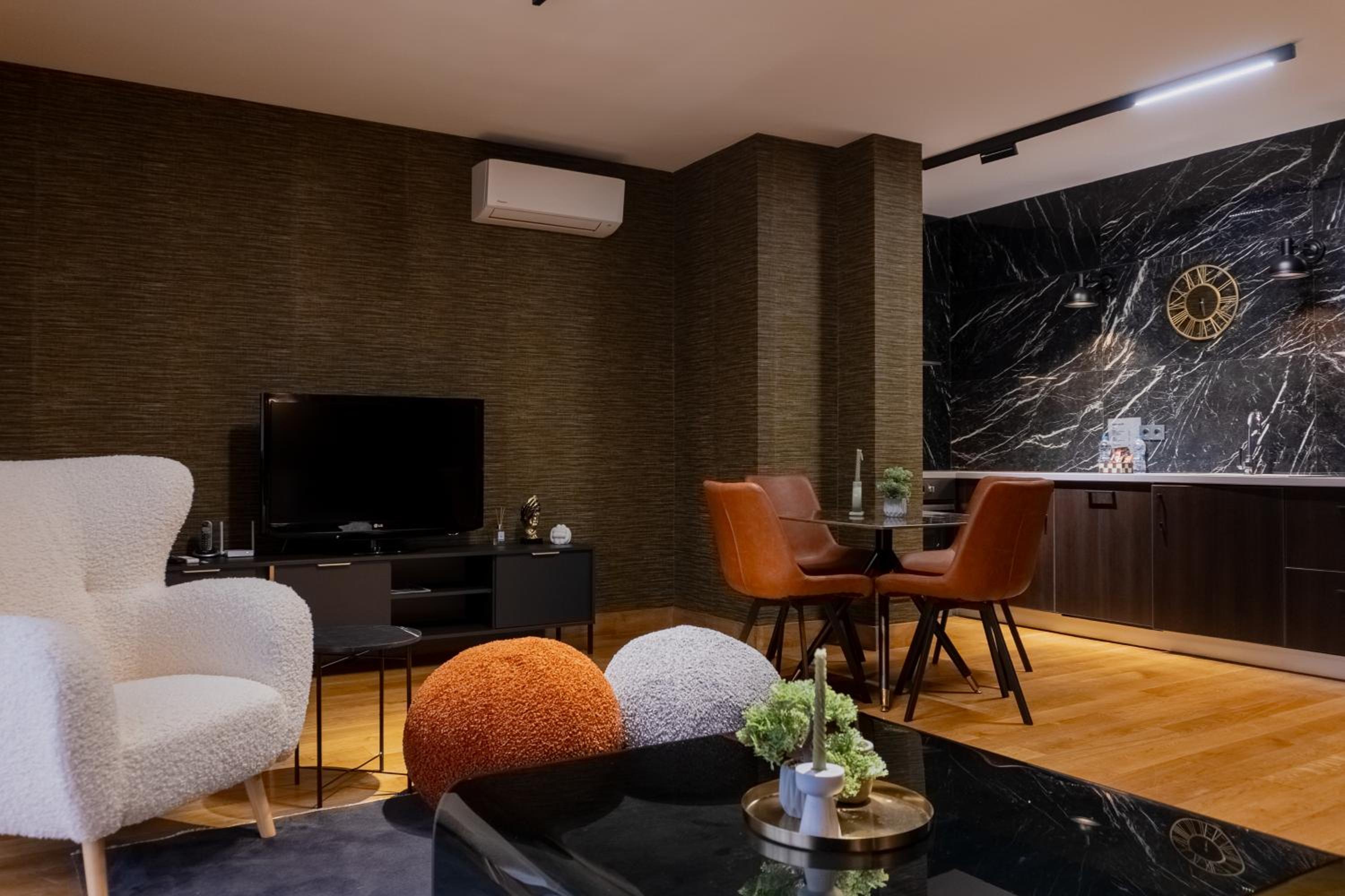 Deluxe Suite - Photo 12