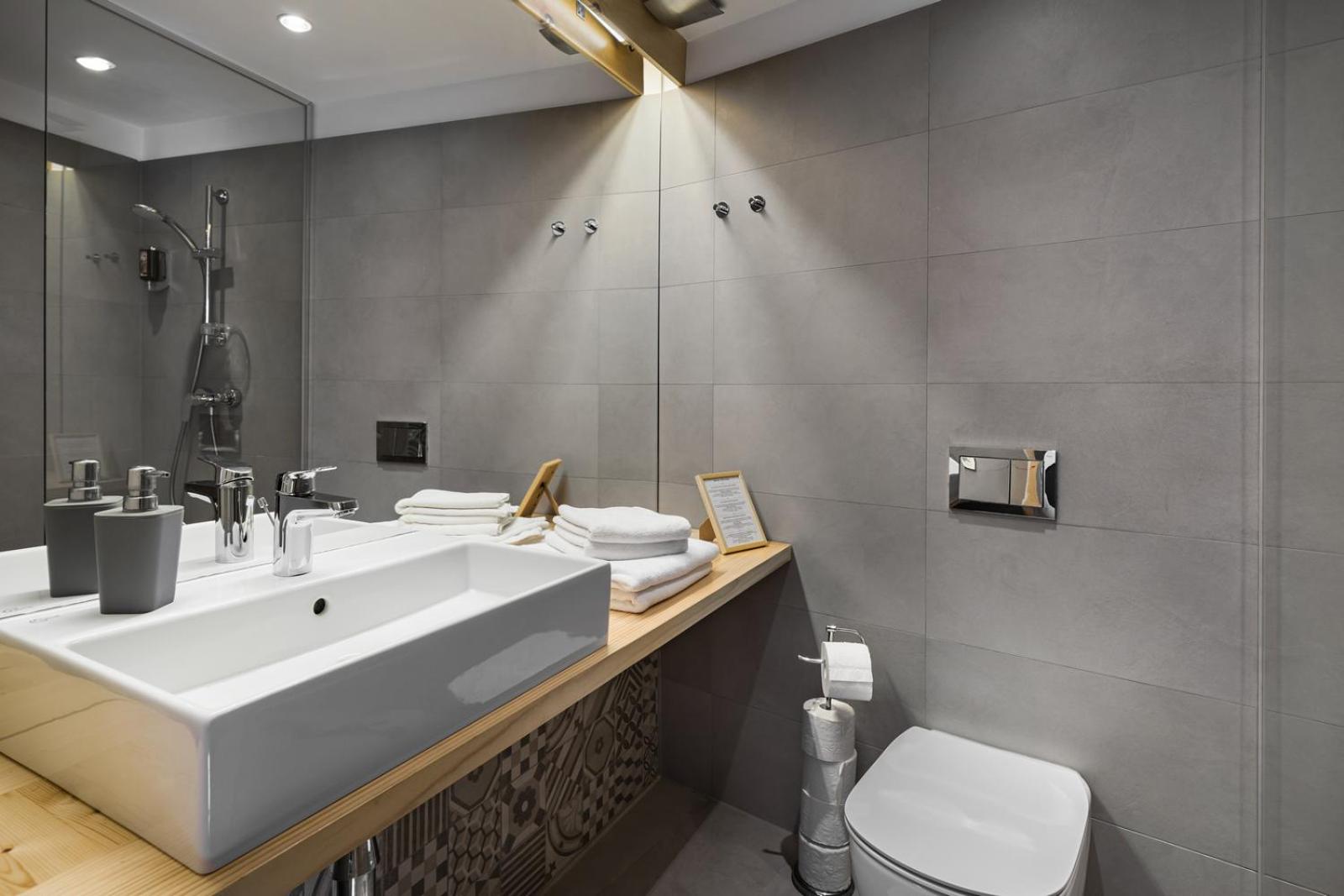 Large Double Room - Photo 5