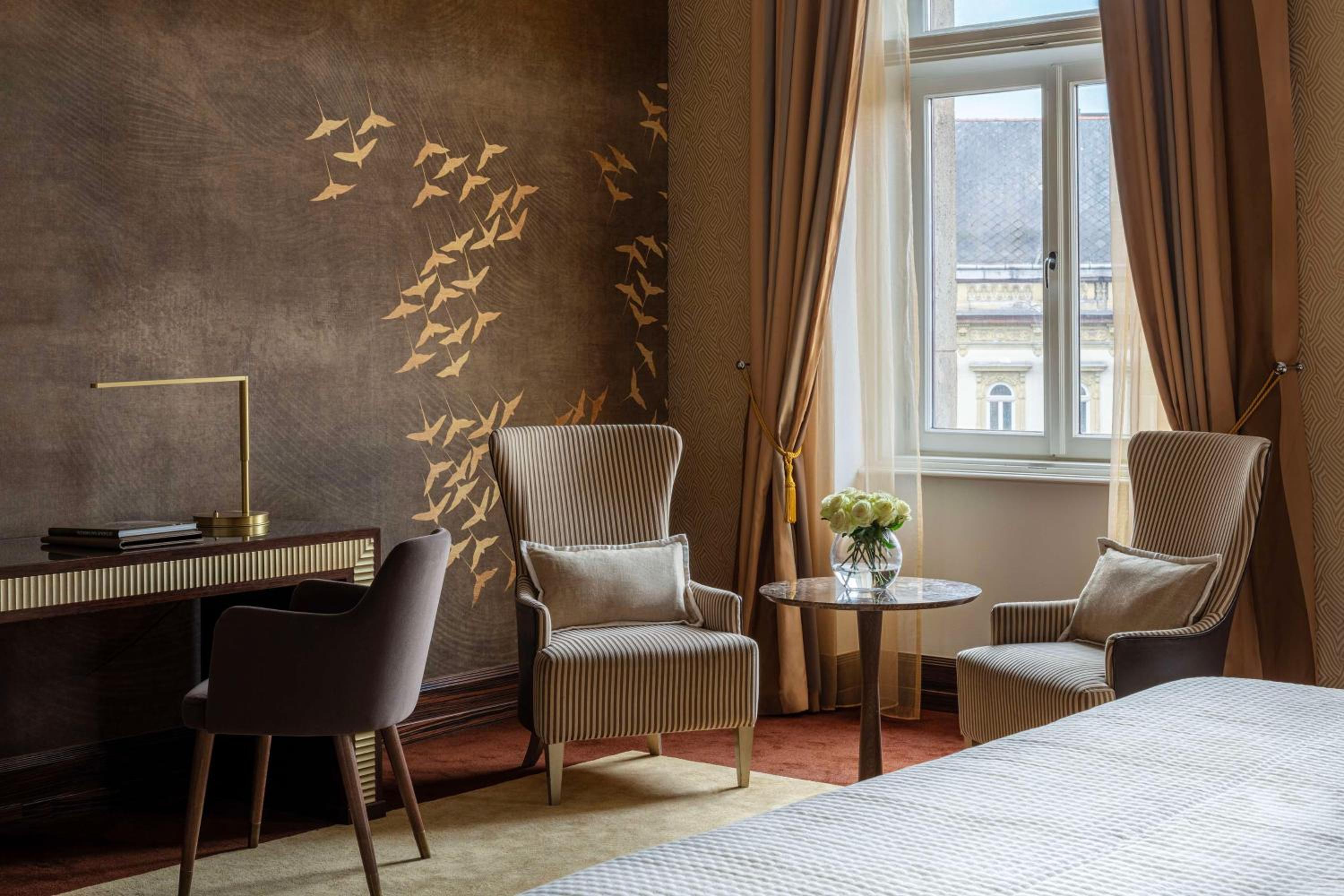 Grand Premium Room with City View thumbnail 6