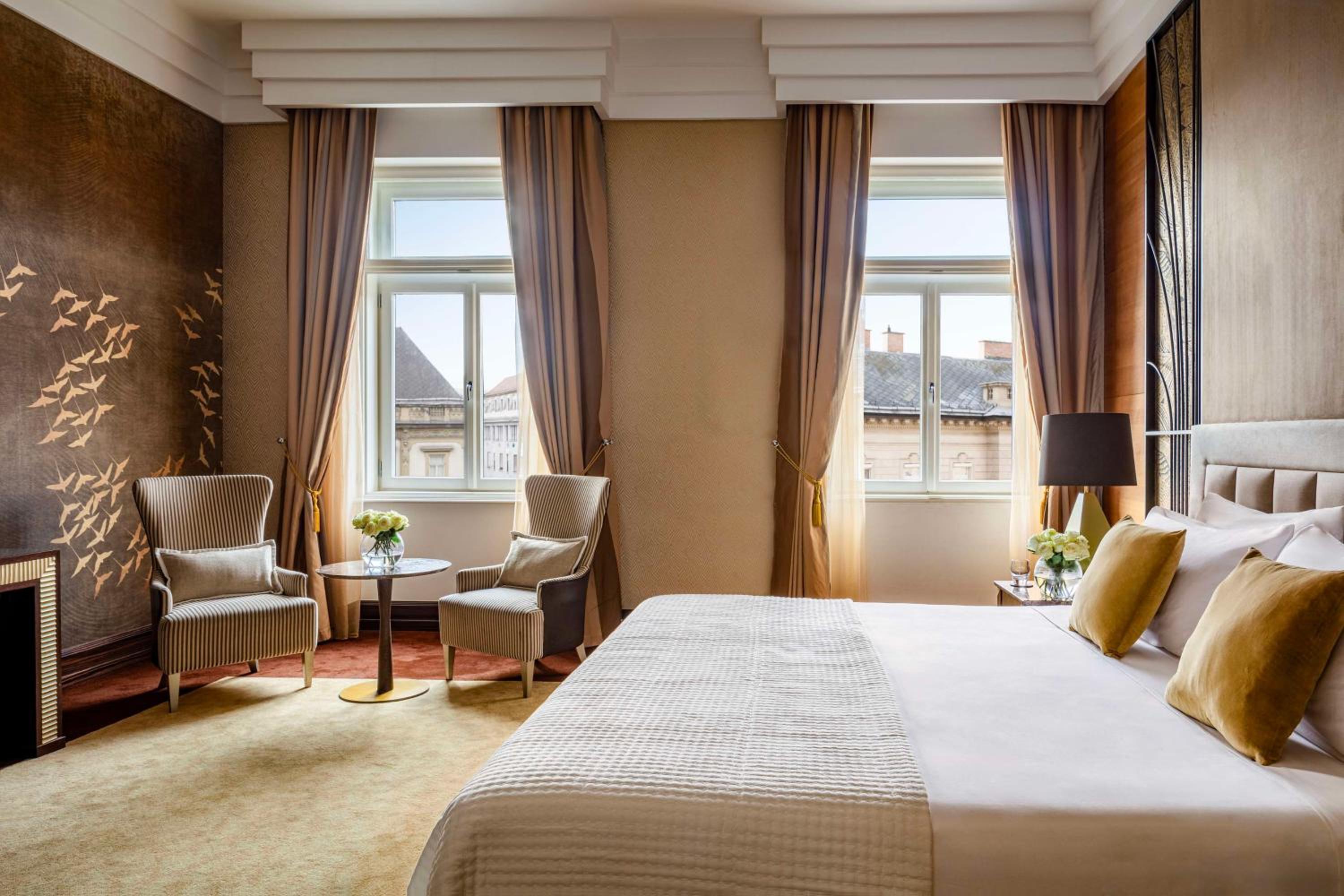 Grand Premium Room with City View thumbnail 5