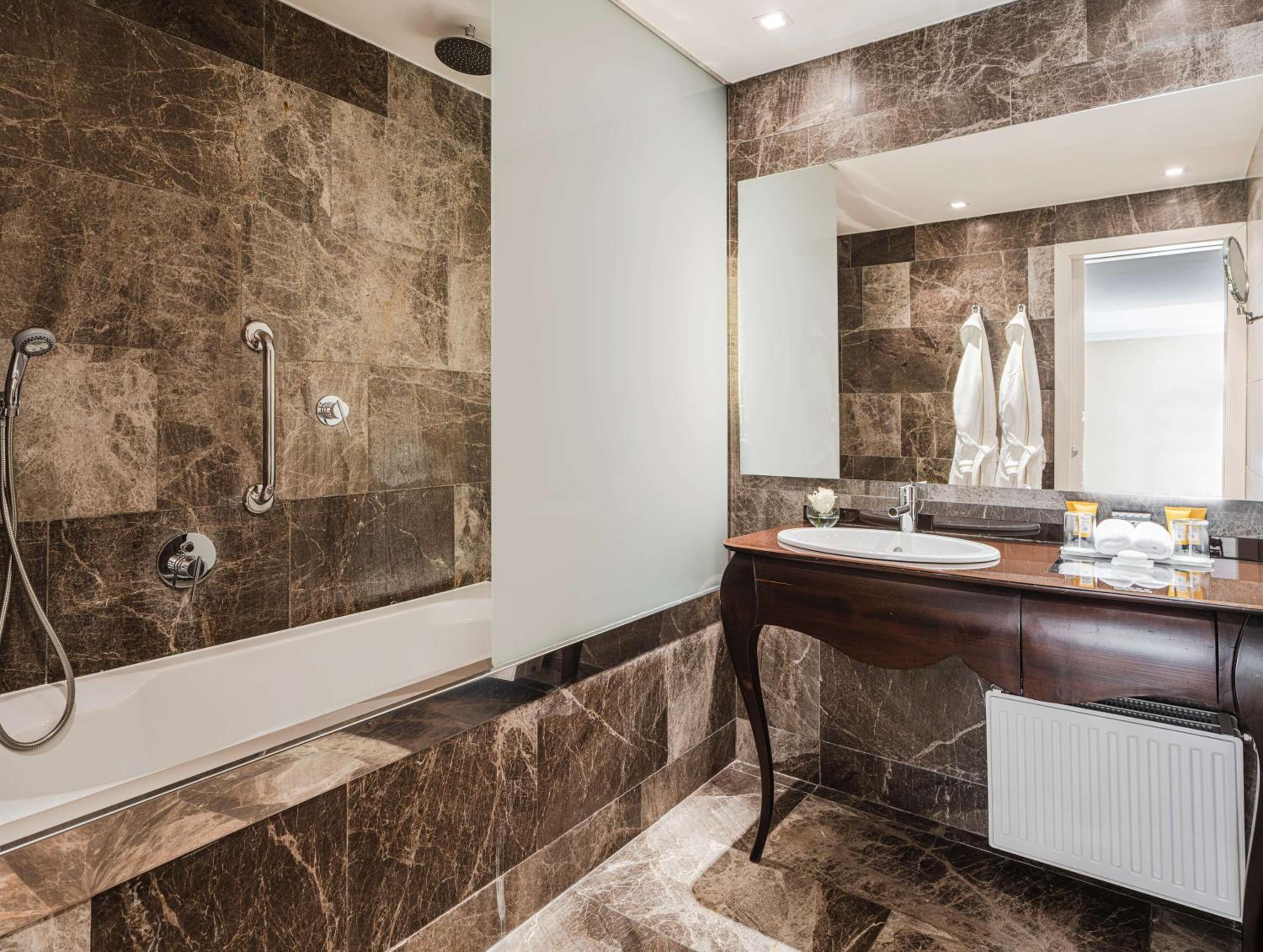 Deluxe Double Or Twin Room Free Parking Promo thumbnail 6