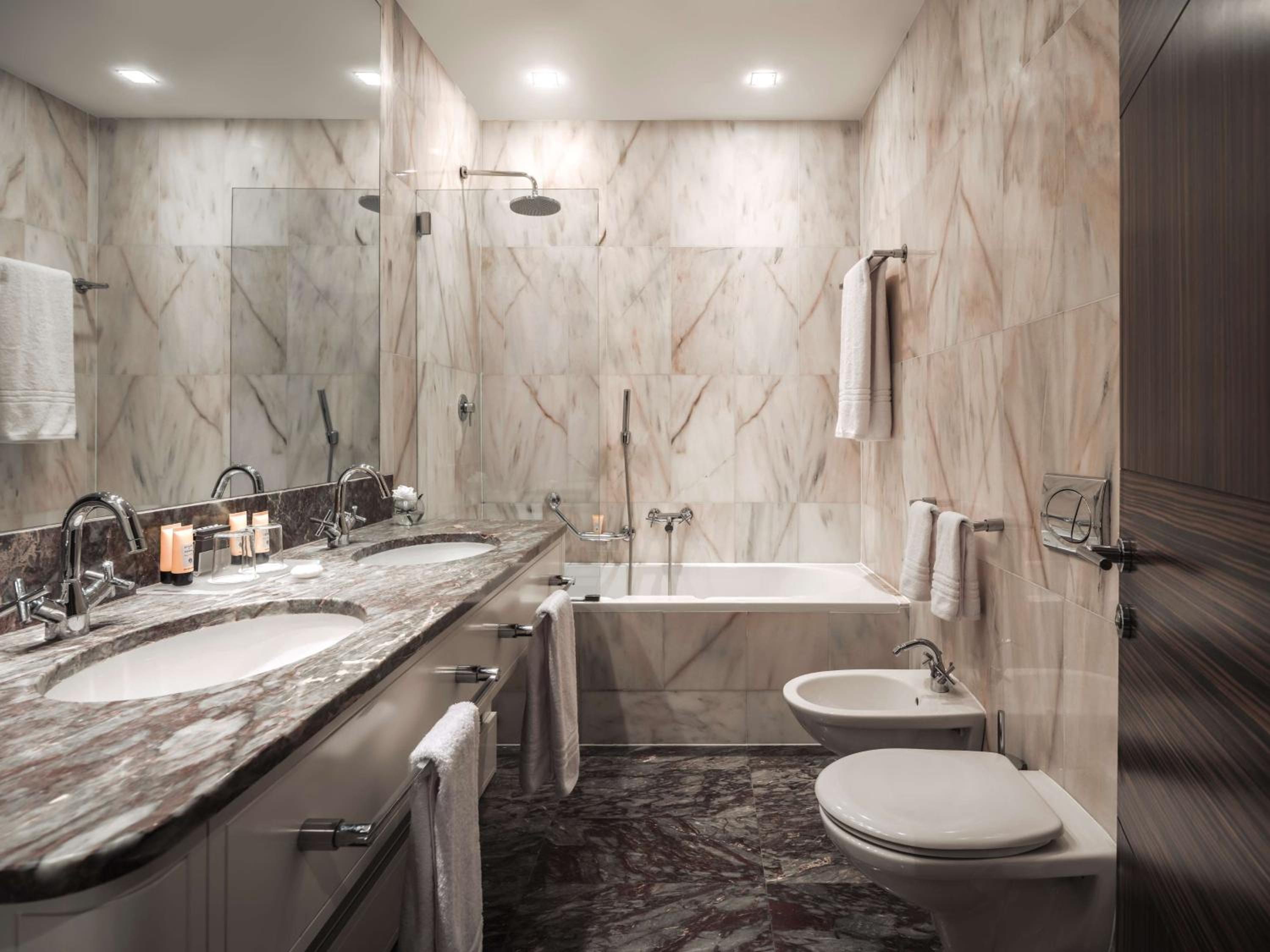 Deluxe Double Or Twin Room Free Parking Promo thumbnail 5