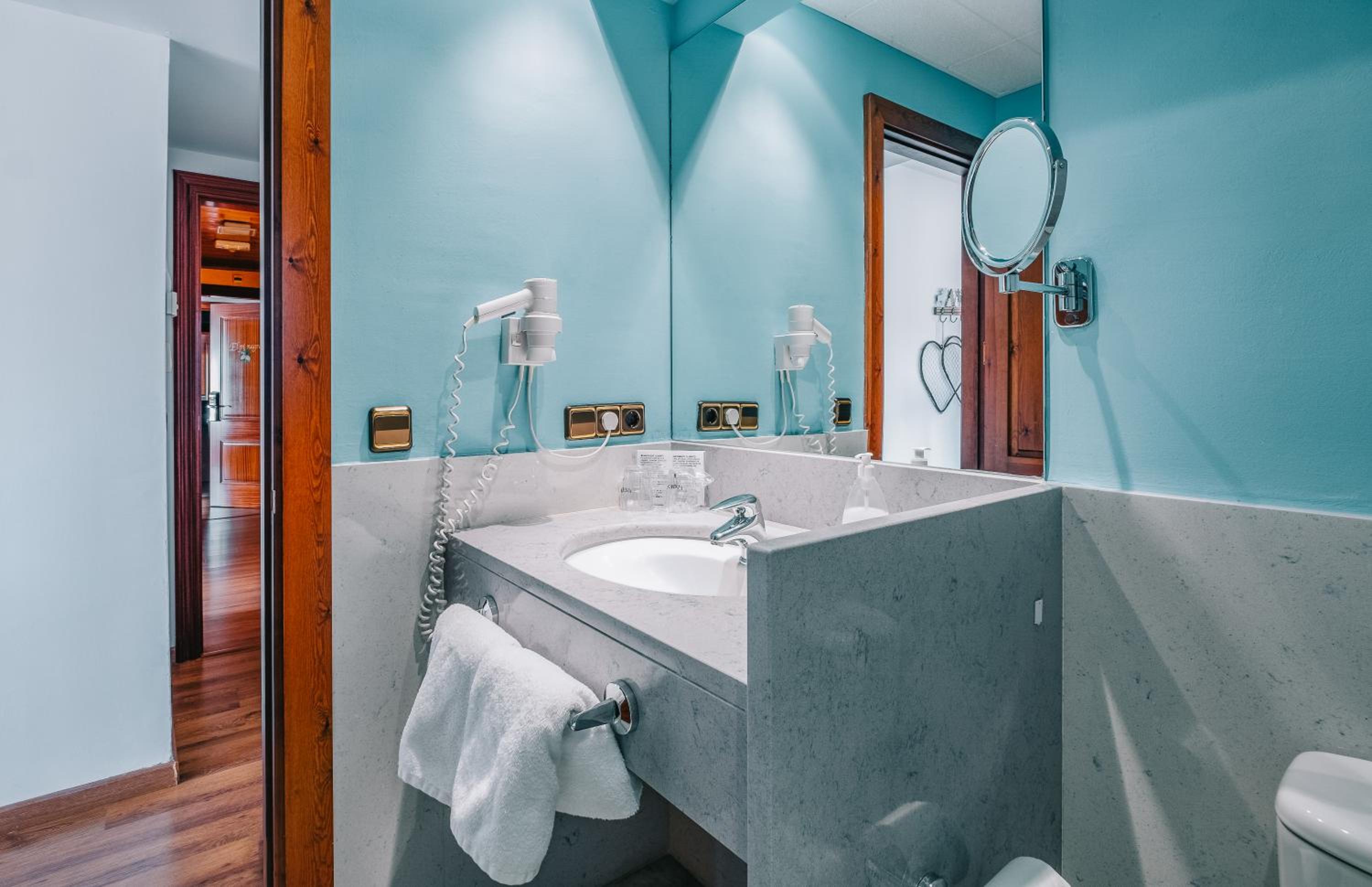 Superior Double or Twin Room - Photo 11