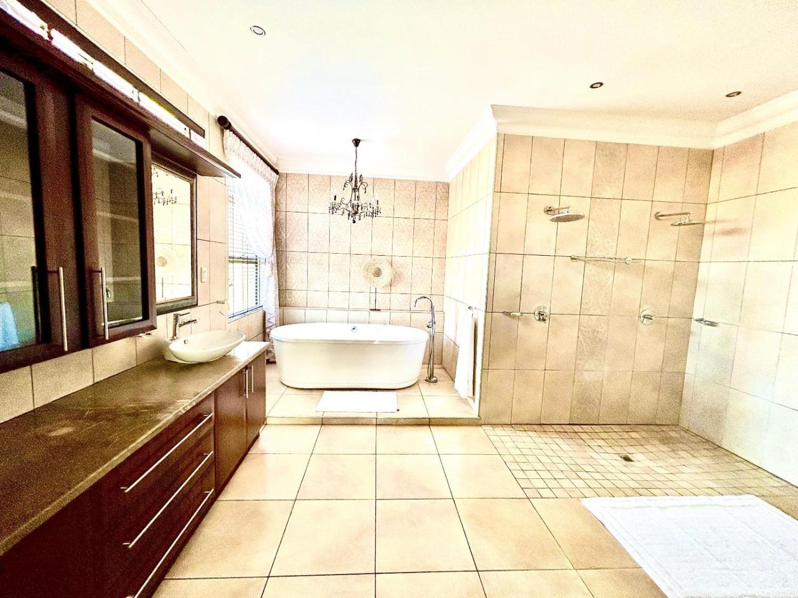 Four-Bedroom House photo 3