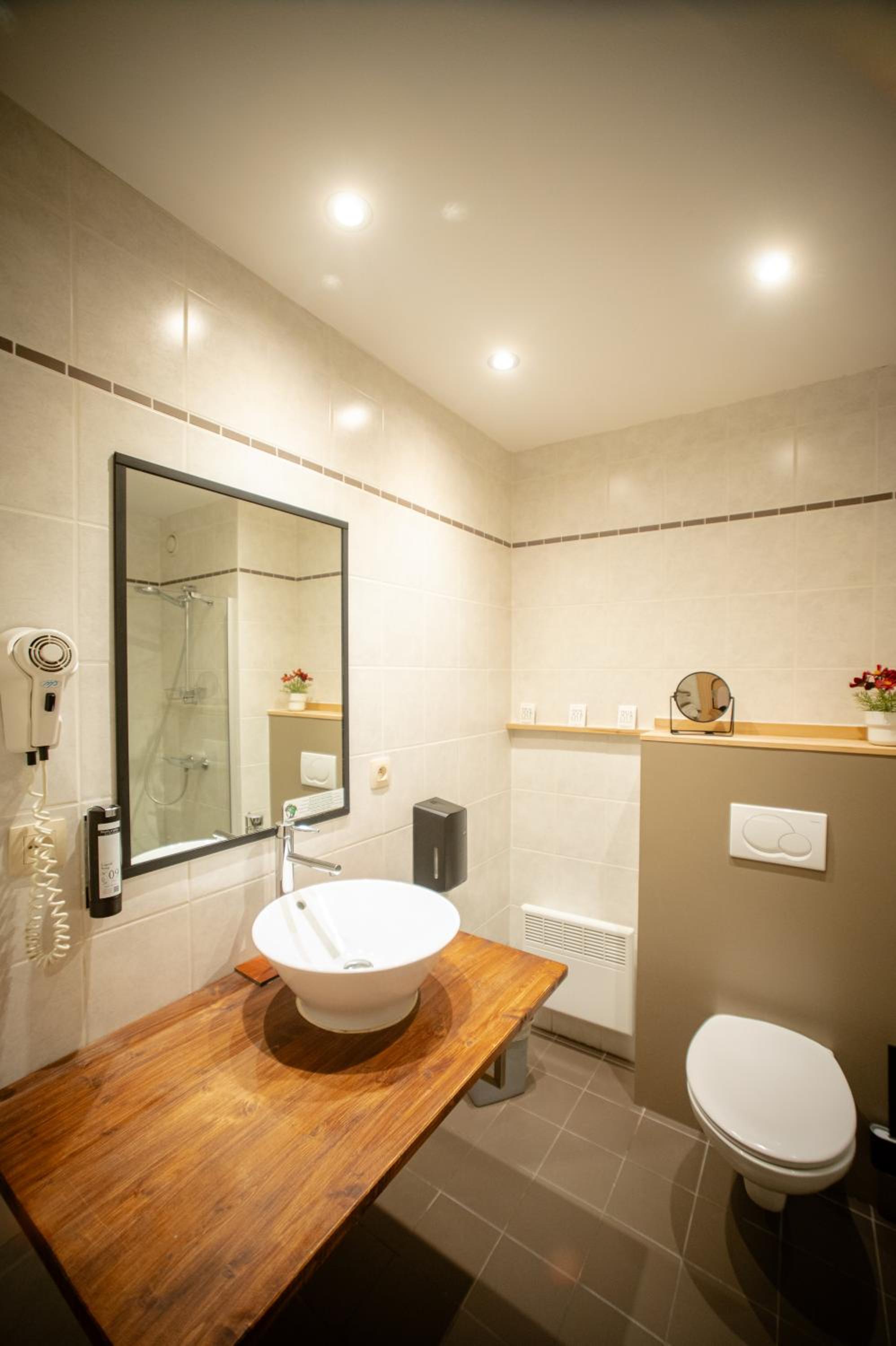 Standard Twin Room with Shower - Photo 5