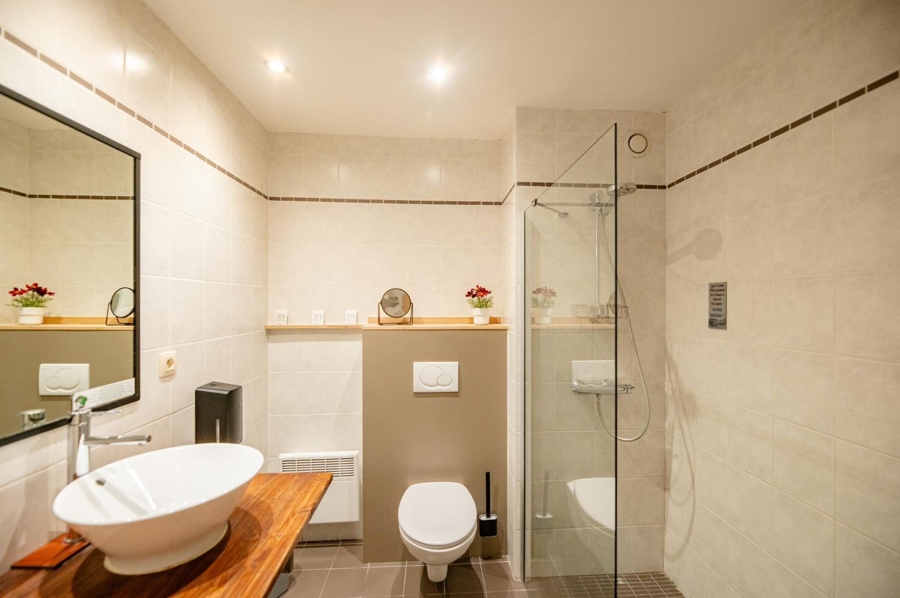 Standard Twin Room with Shower - Photo 6